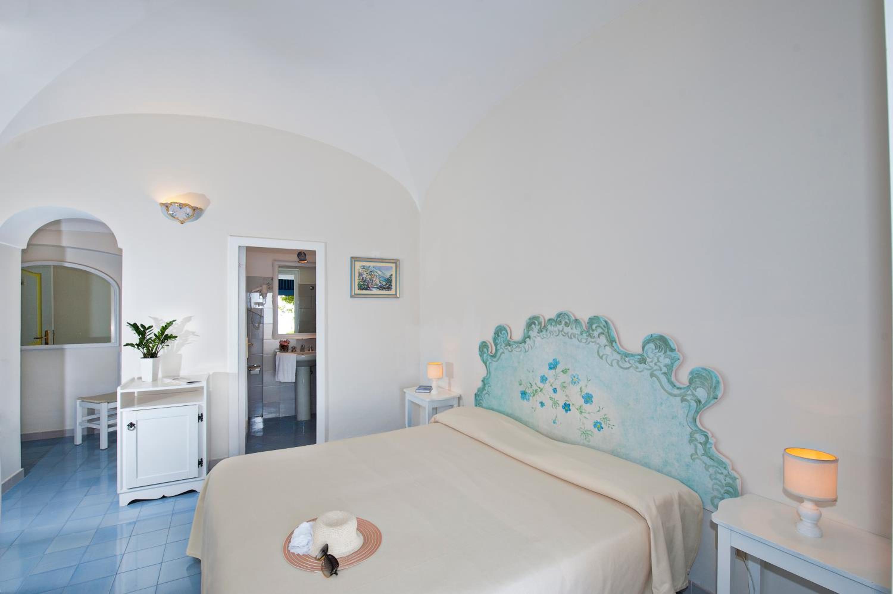 Double or Twin Room with Partial Sea View - Photo 2