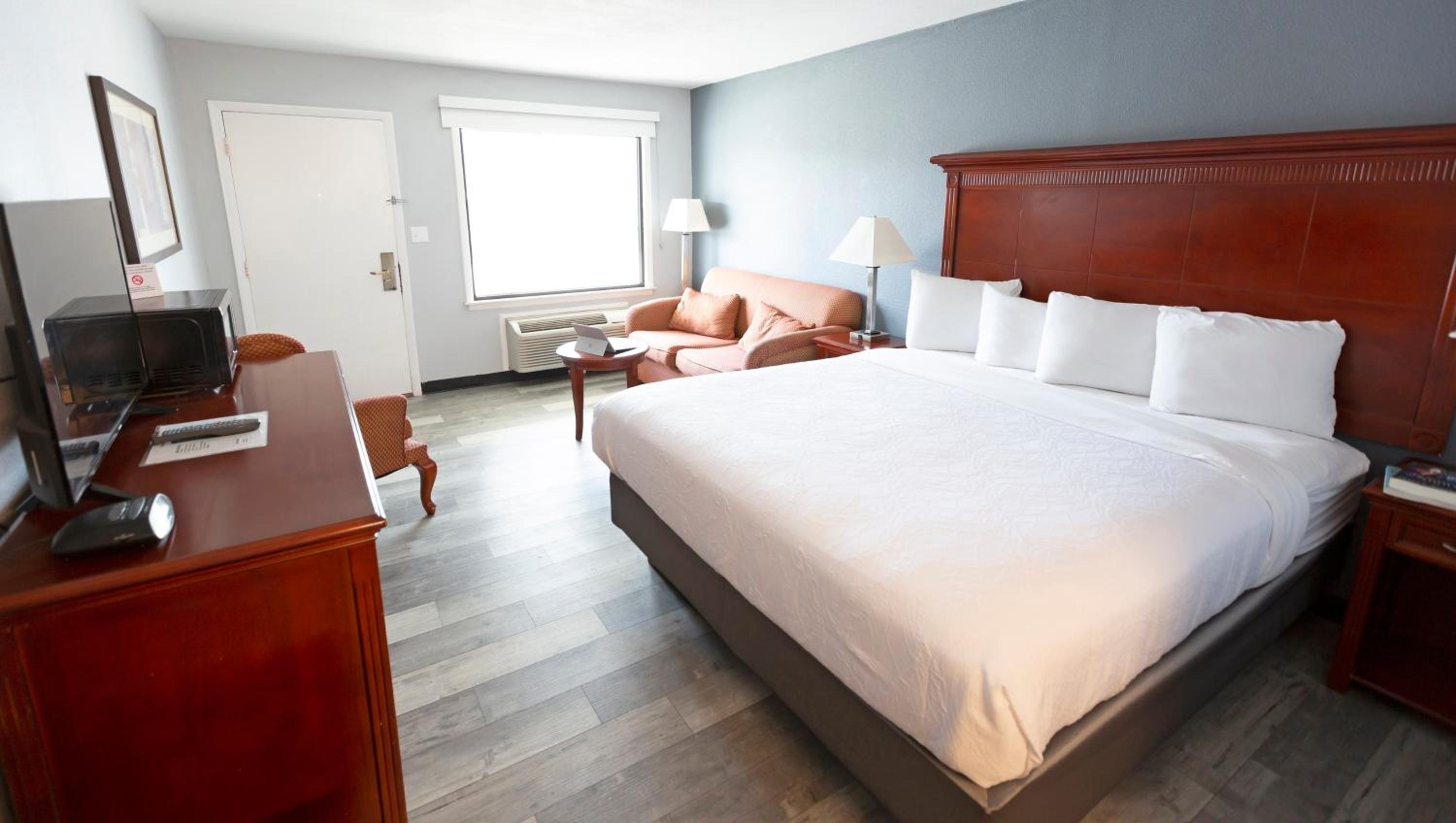 King Room - Non-Smoking - Photo 1
