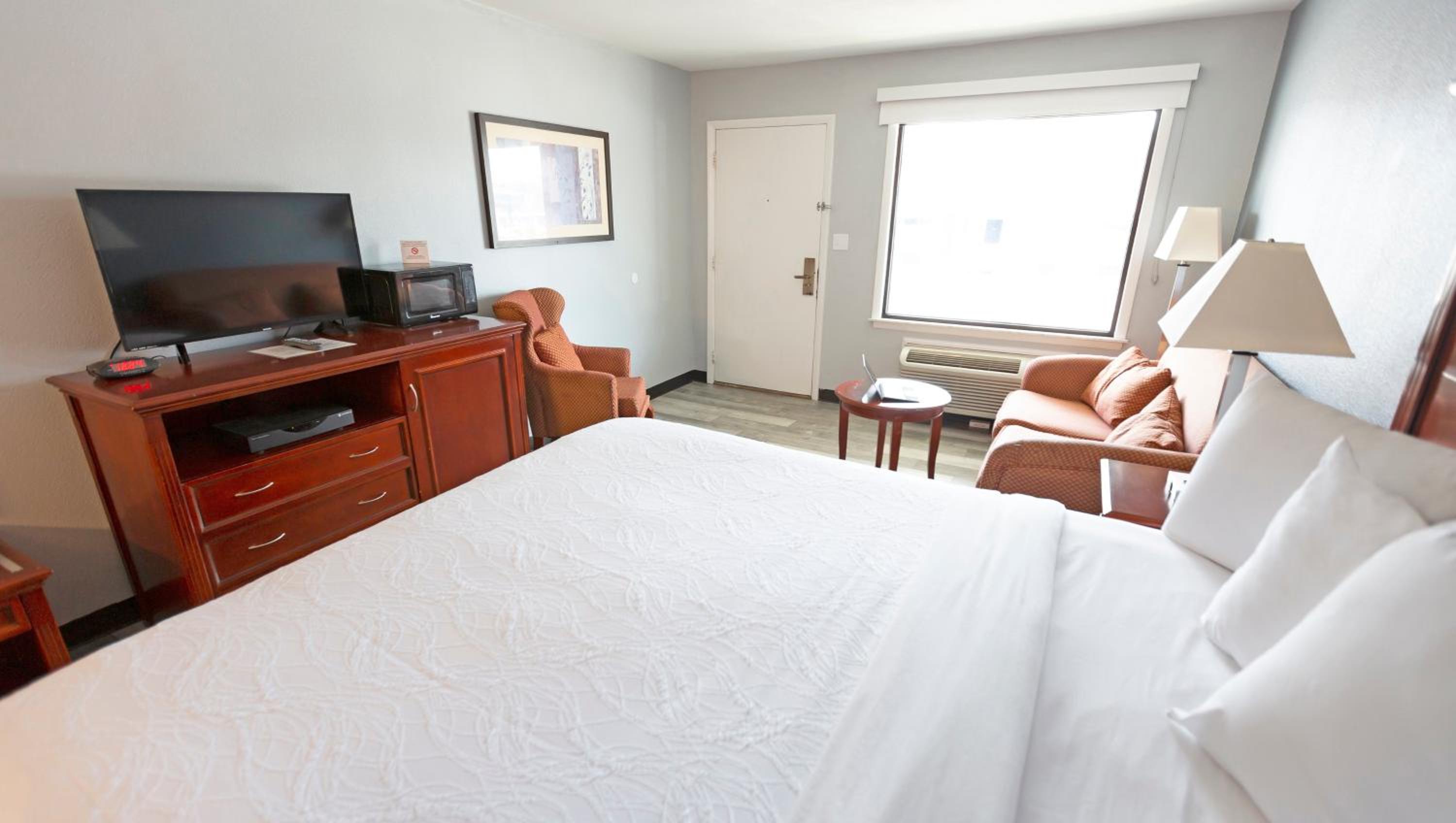 King Room - Non-Smoking - Photo 7