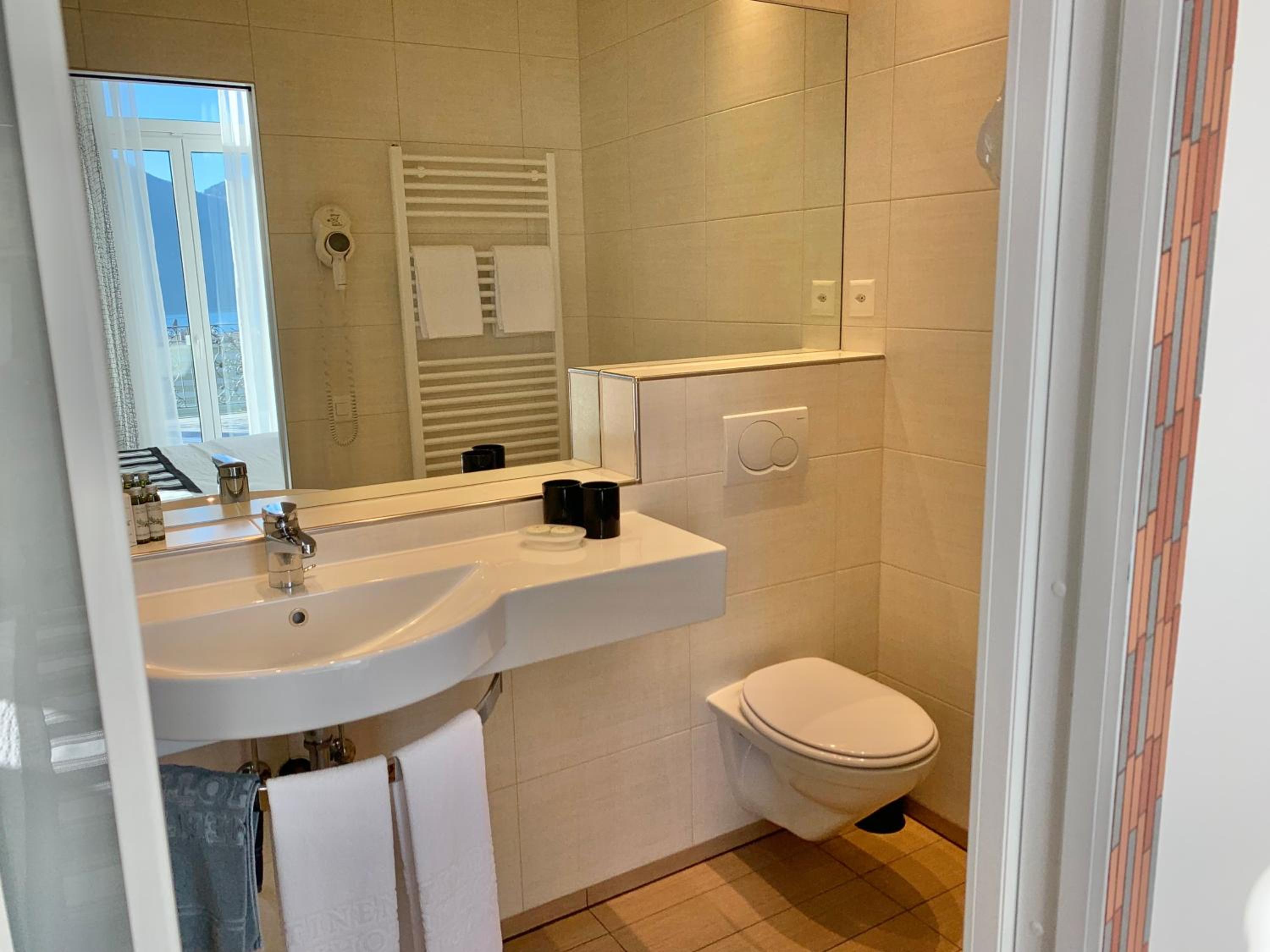 Superior Plus Twin Room with Lake View - Photo 8