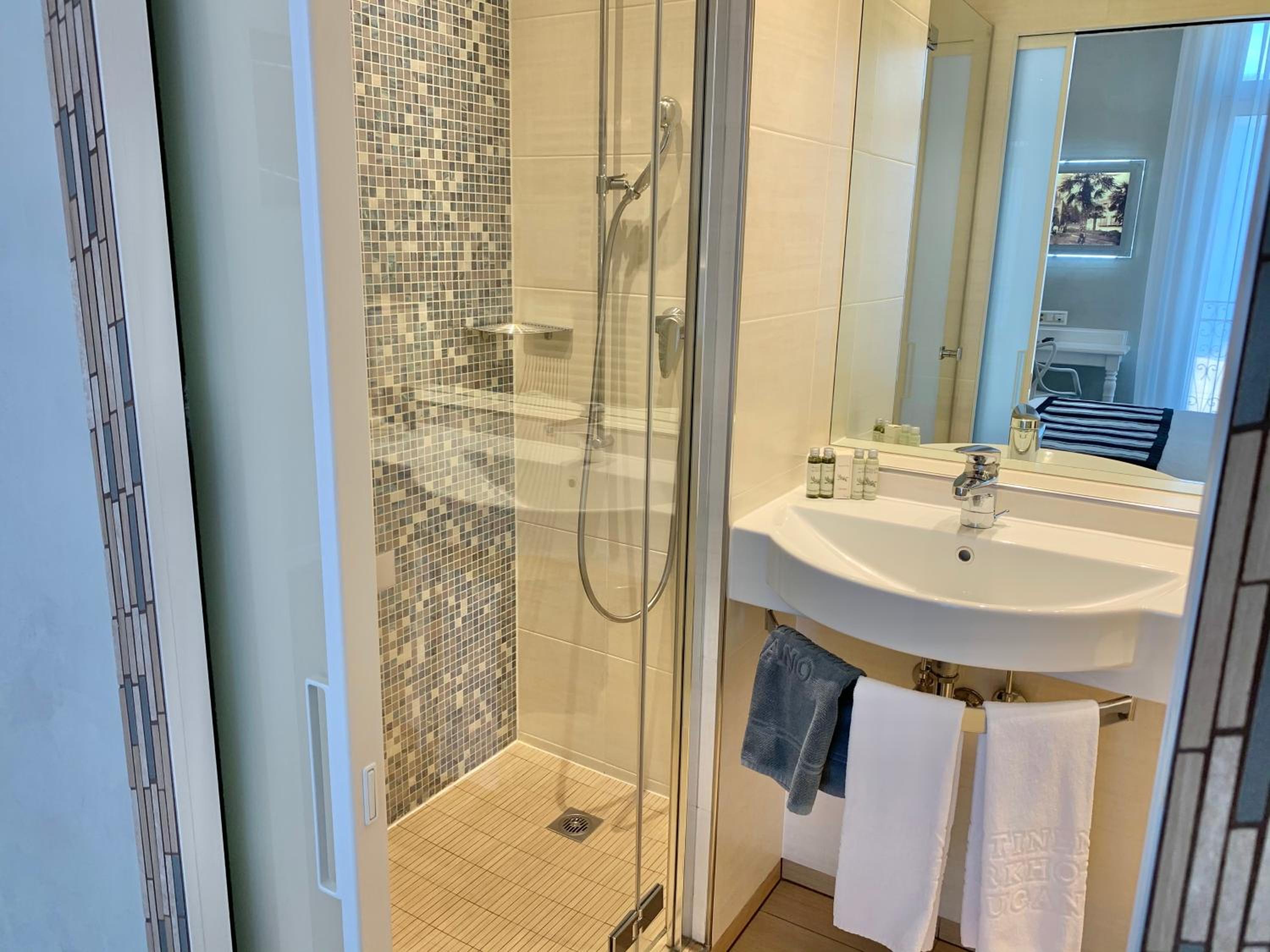 Superior Plus Twin Room with Lake View - Photo 6