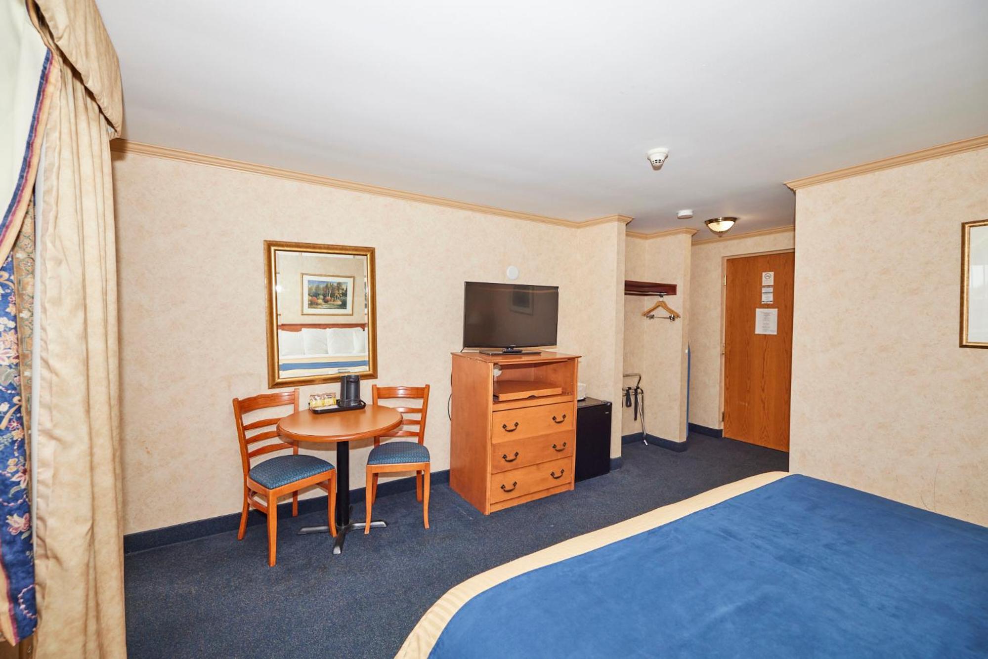 King Room with Balcony - Photo 3