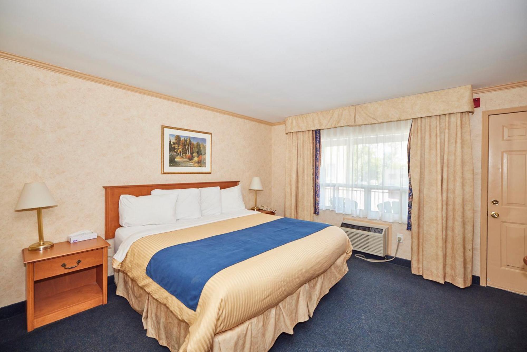 King Room with Balcony - Photo 1