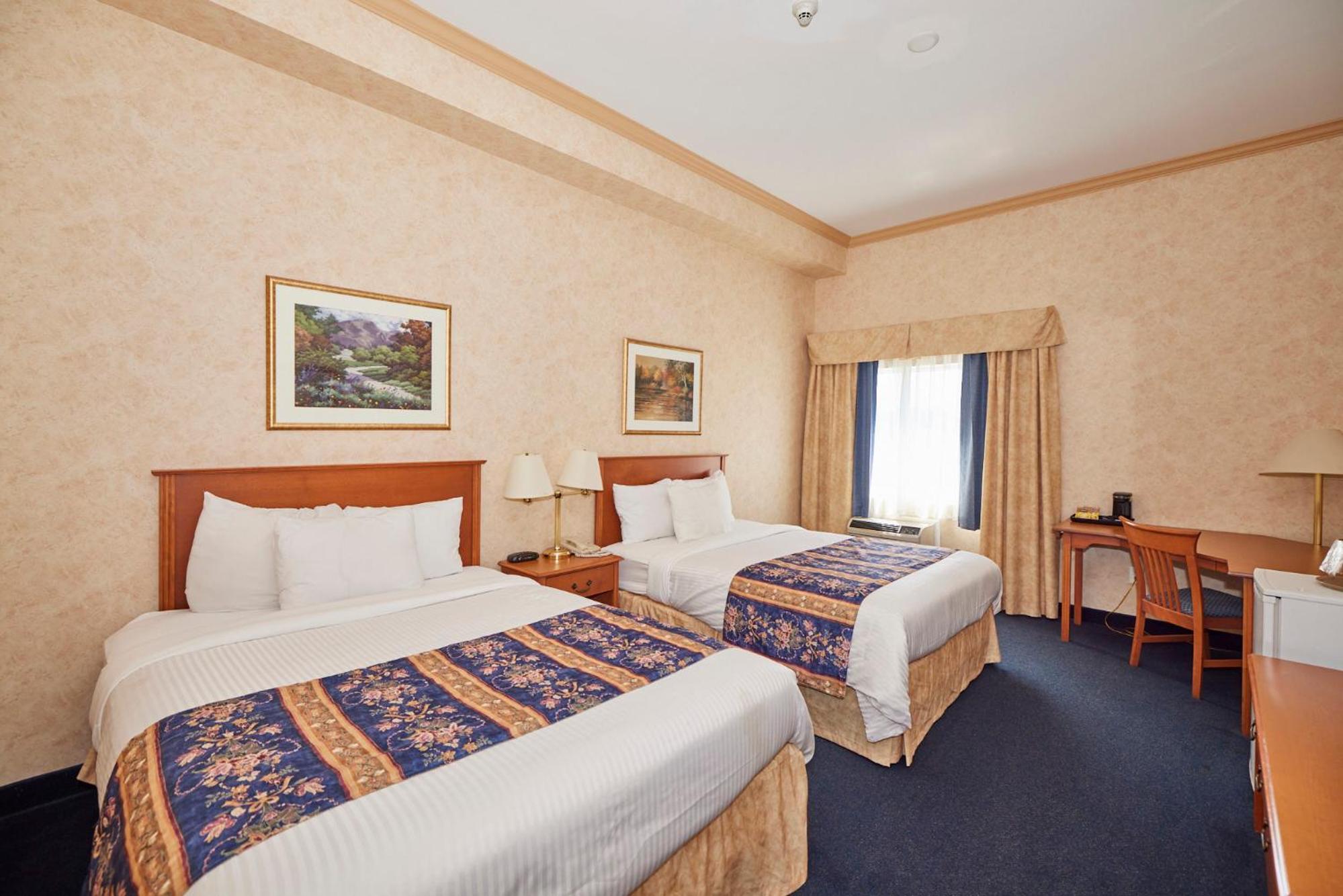 Two Doubles/Queens Room - Photo 2
