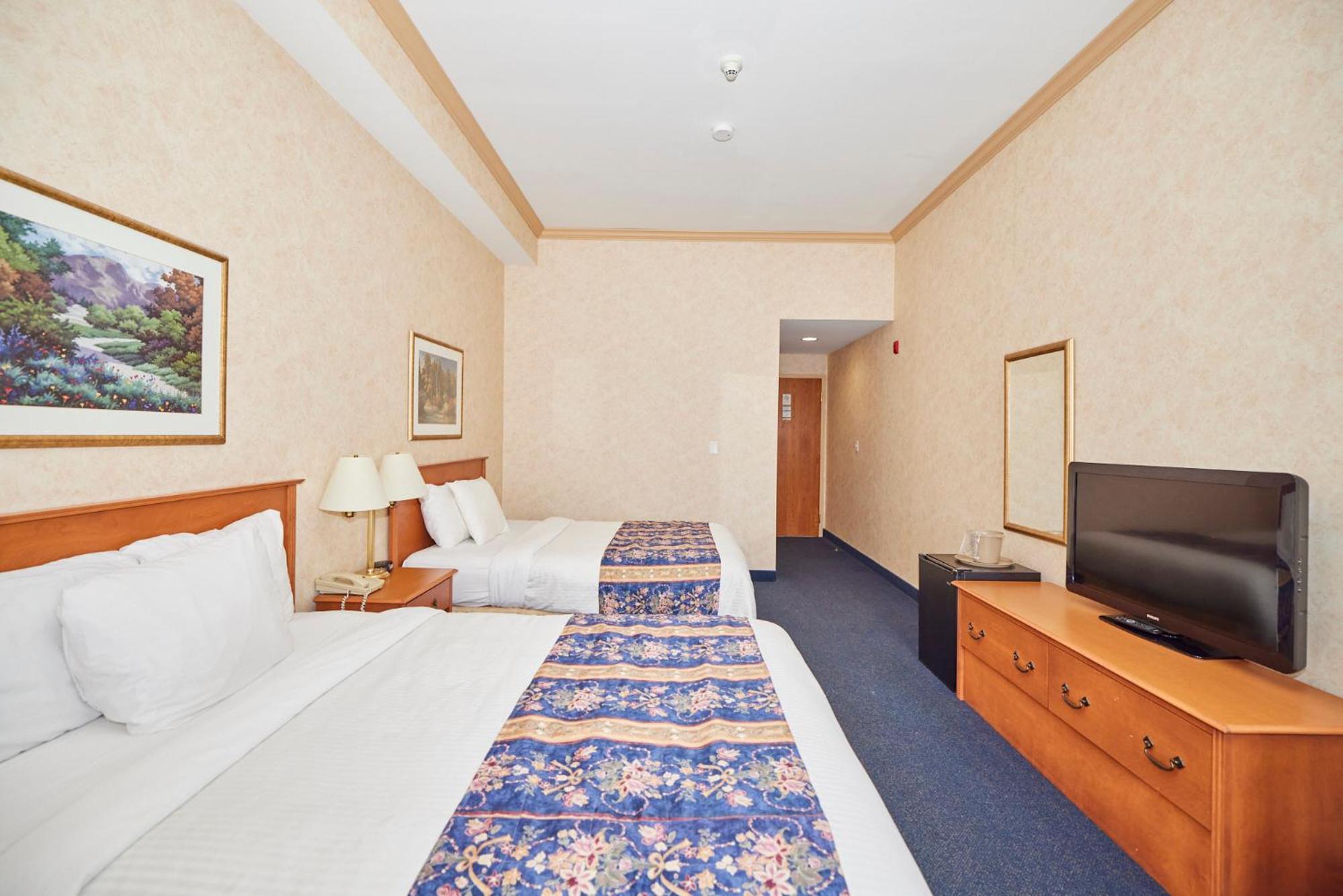 Two Doubles/Queens Room - Photo 3