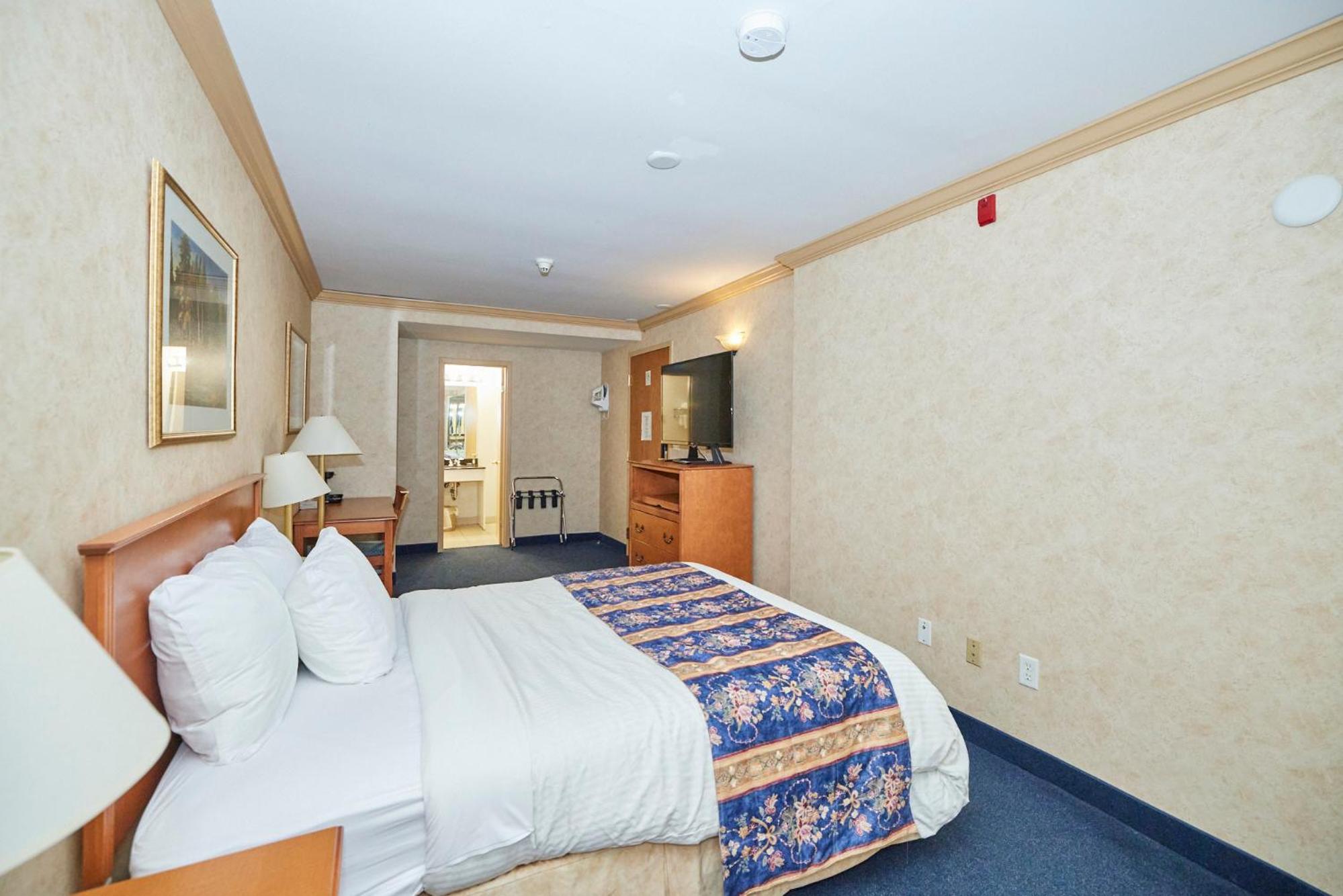 Queen Room with Spa Bath - Photo 1