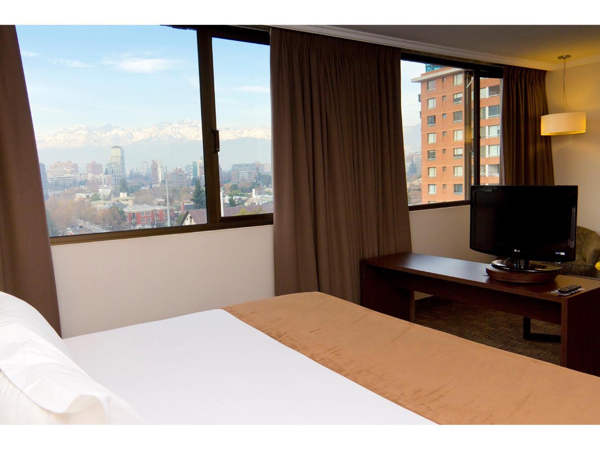 Standard King Room - Photo 11