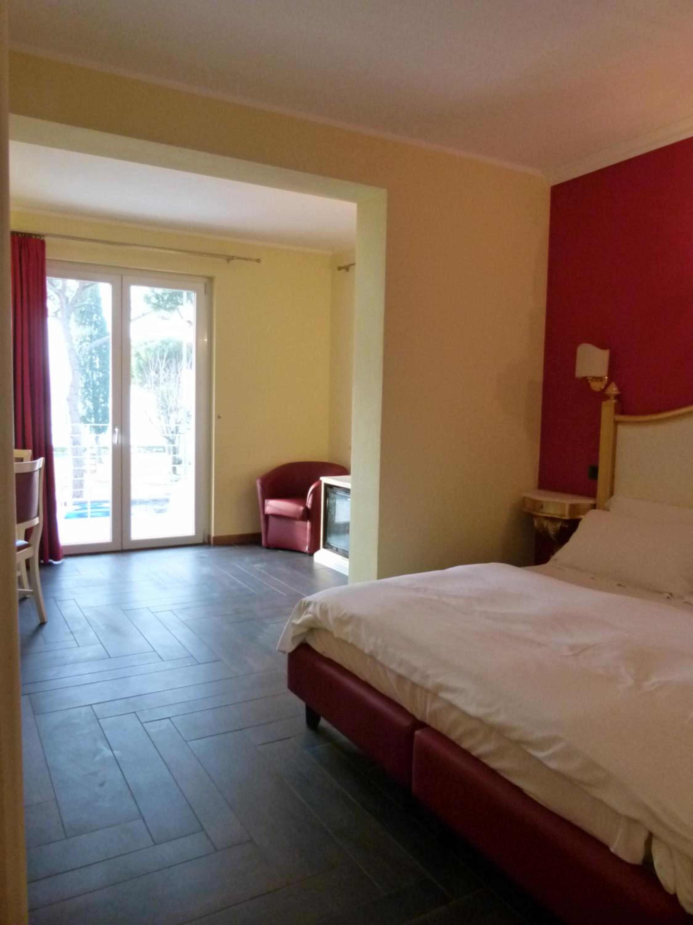 King Suite with Balcony and Lake View photo 1