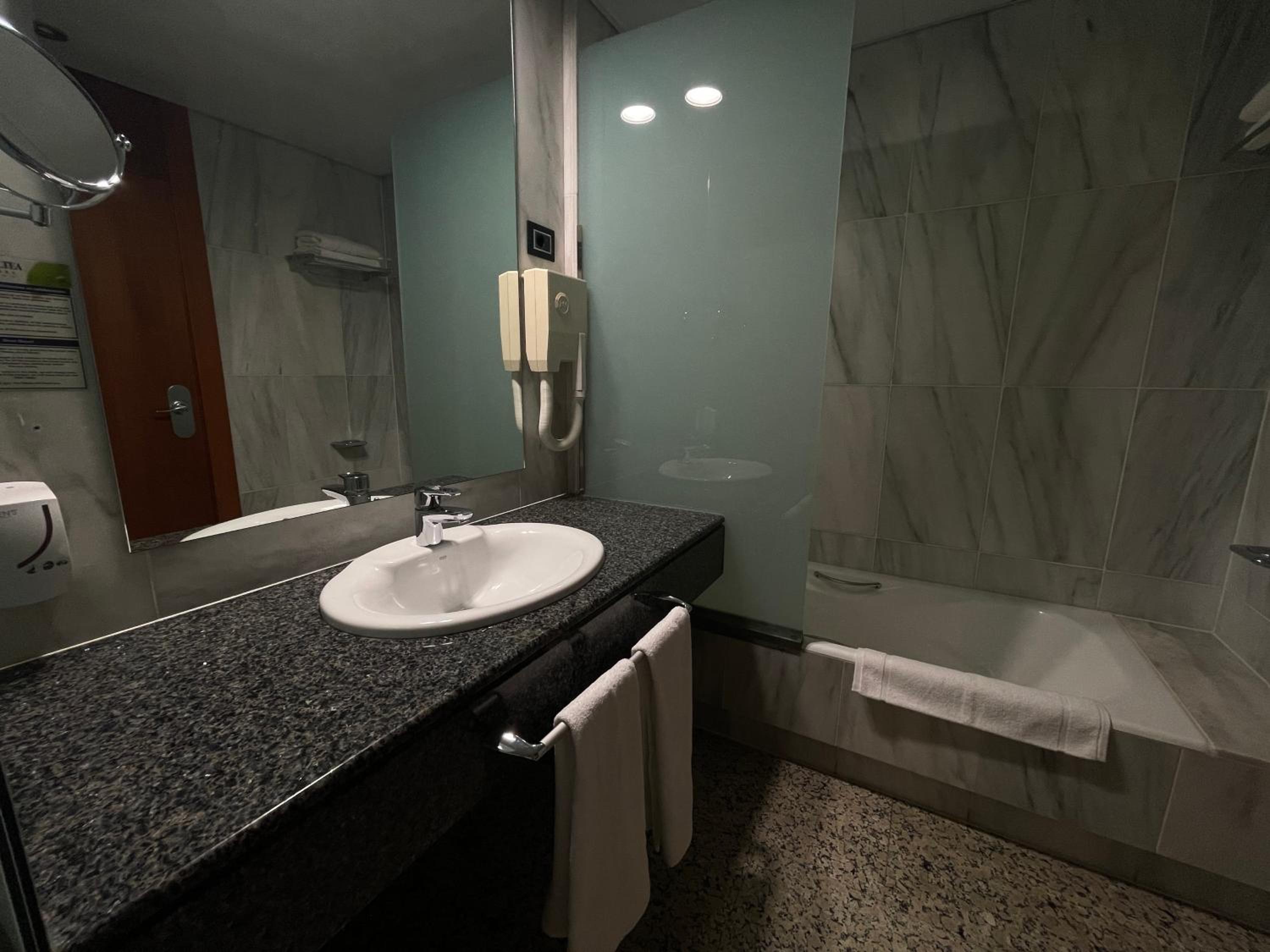 Large Double Room - Photo 4