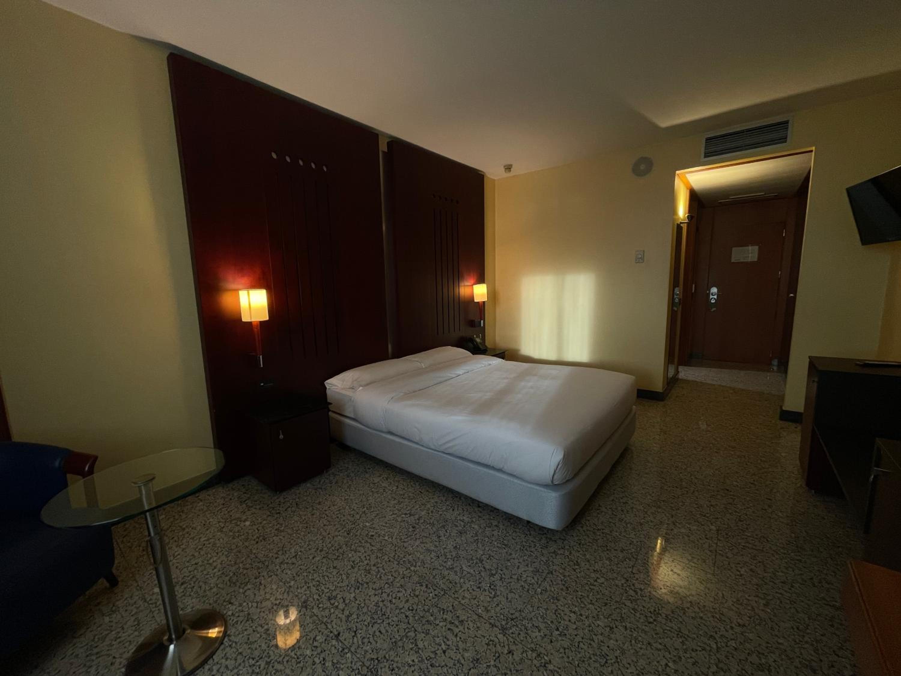 Large Double Room - Photo 3