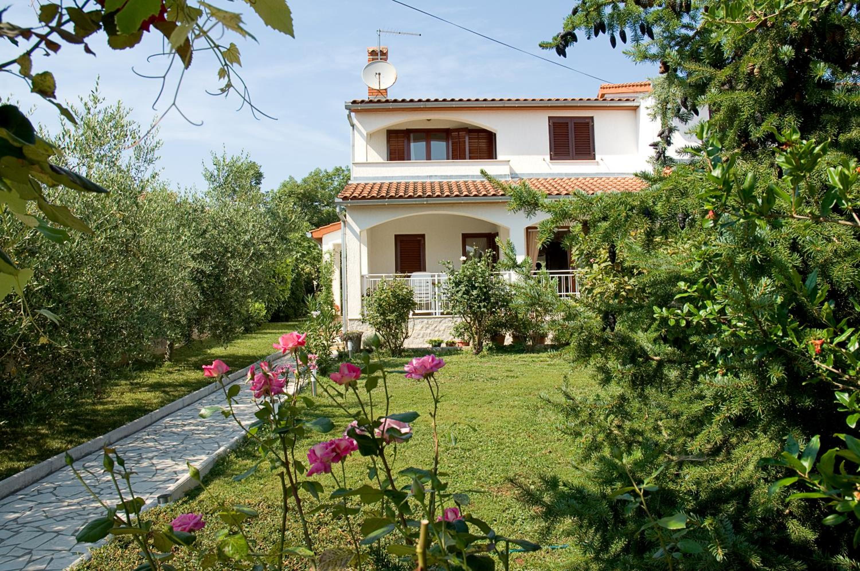 Three-Bedroom House photo 2
