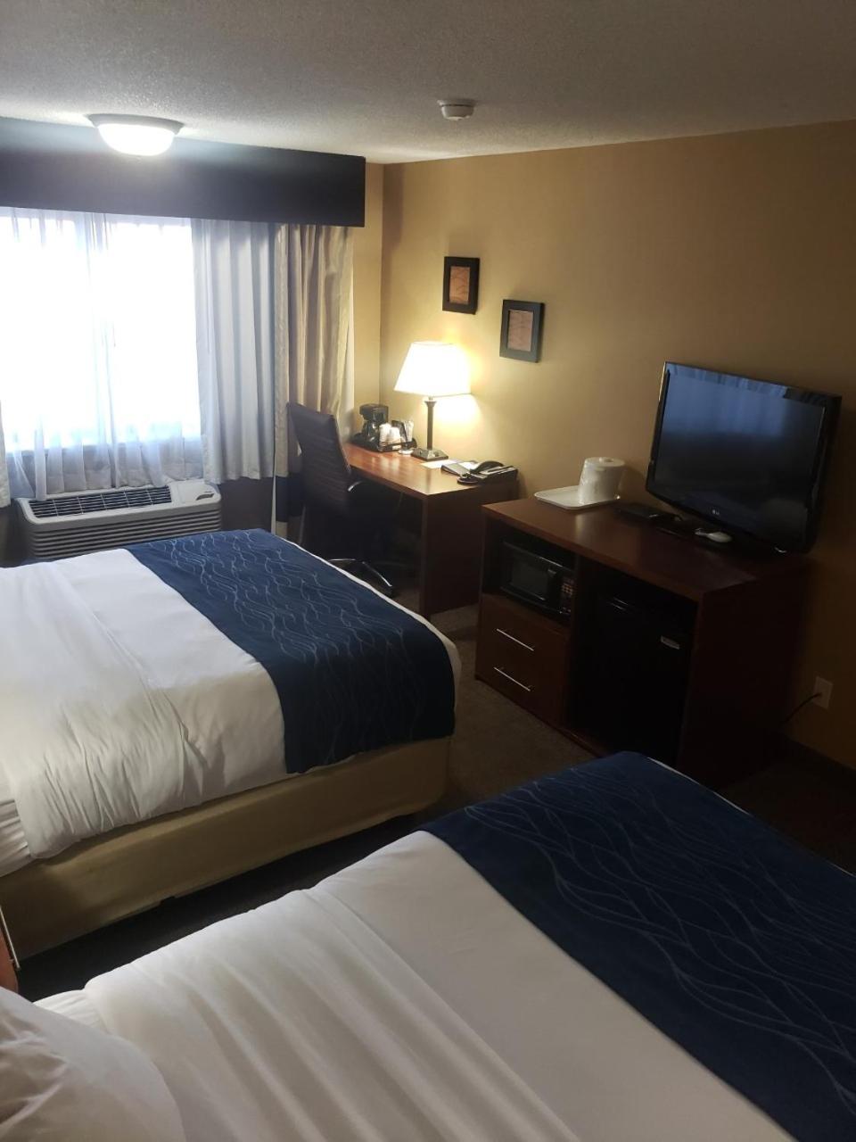 Queen Room with Two Queen Beds - Non-Smoking - Photo 7