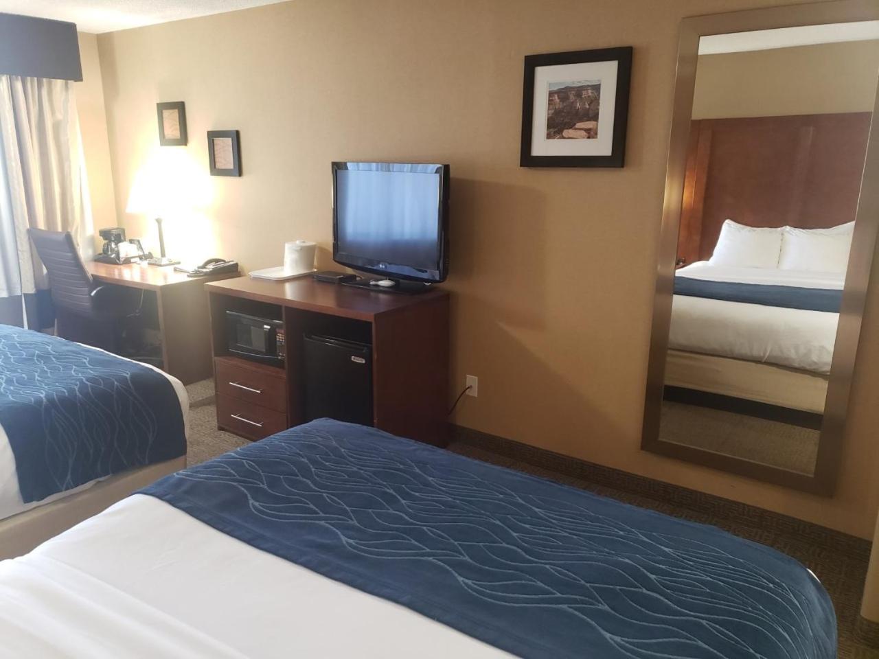 Queen Room with Two Queen Beds - Non-Smoking - Photo 2