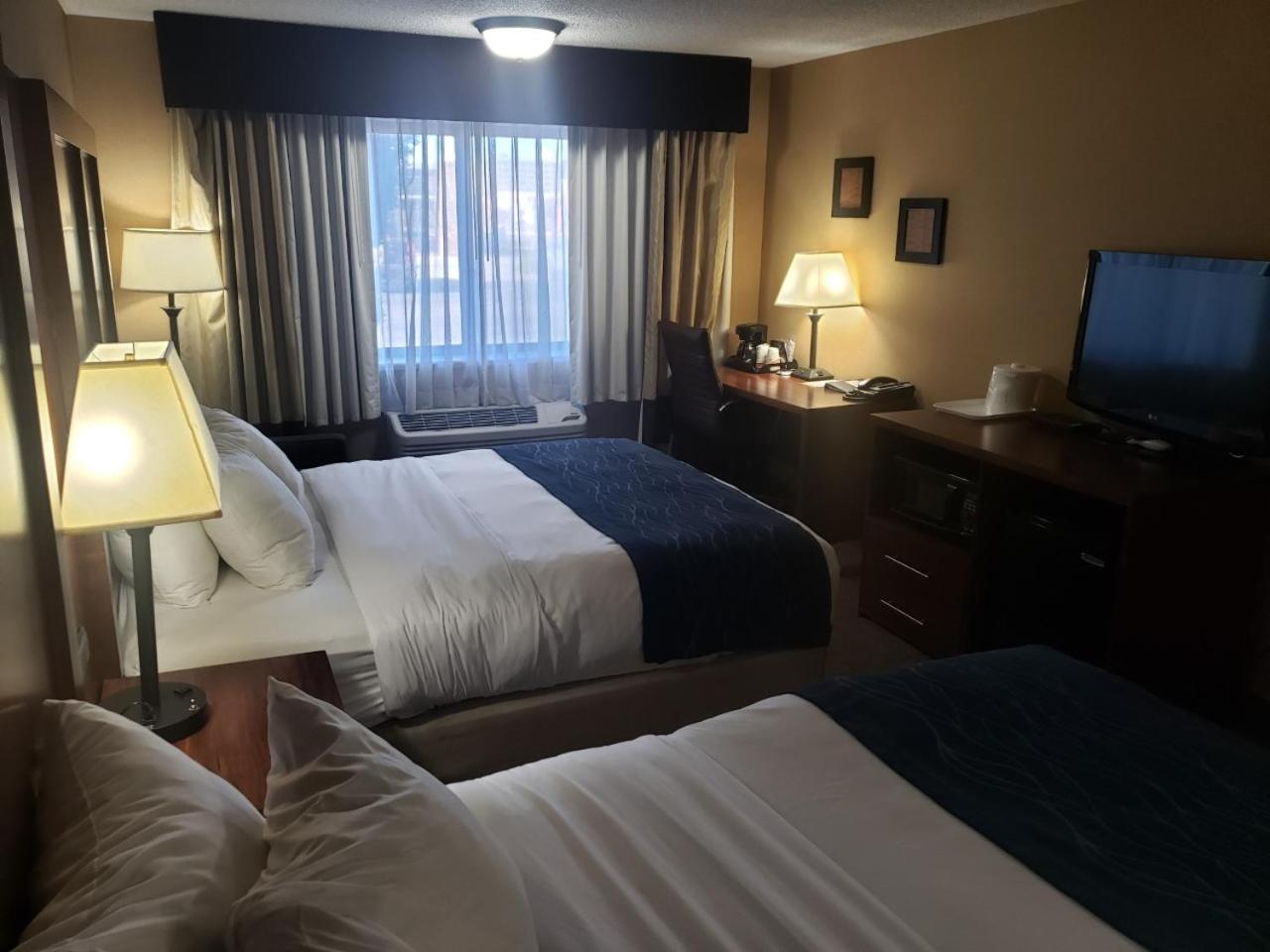 Queen Room with Two Queen Beds - Non-Smoking - Photo 4