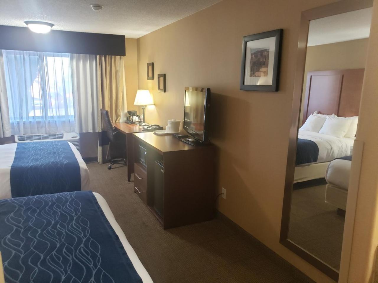 Queen Room with Two Queen Beds - Non-Smoking - Photo 6