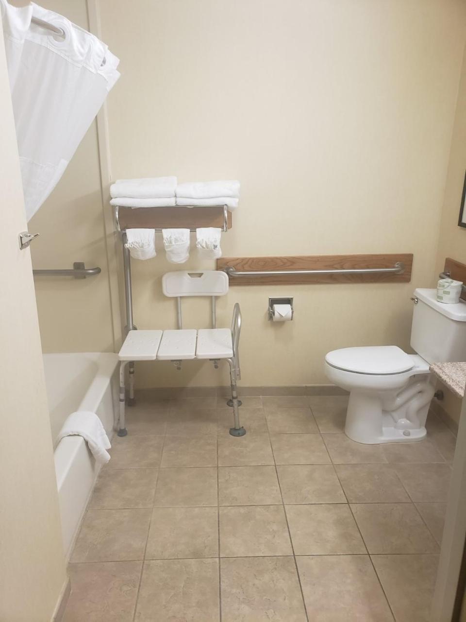 Queen Room with Accessible Tub - Accessible/Non-Smoking - Photo 2