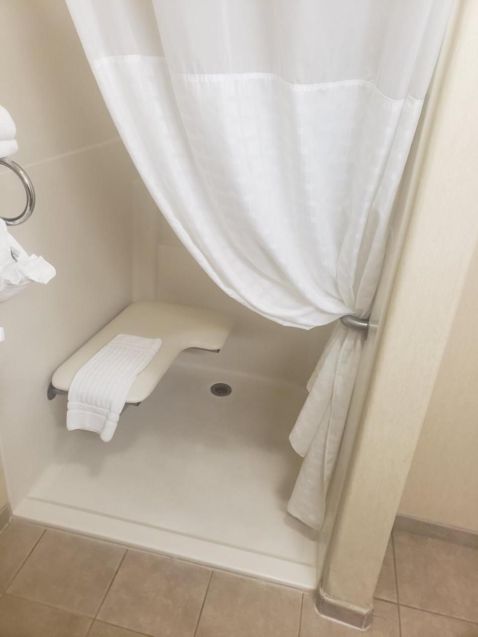 Queen Room with Accessible Tub - Accessible/Non-Smoking - Photo 3