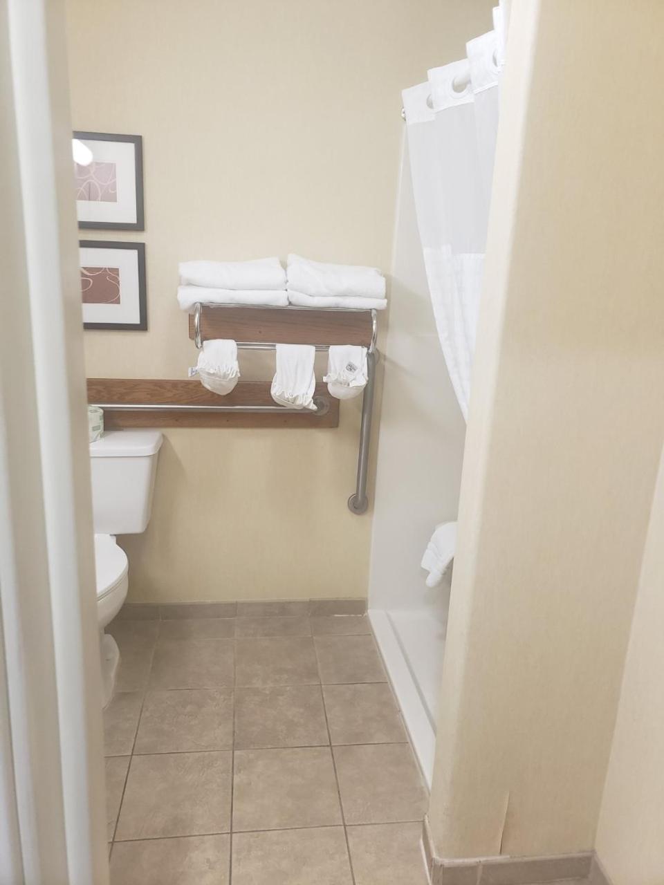 Queen Room with Accessible Tub - Accessible/Non-Smoking - Photo 4