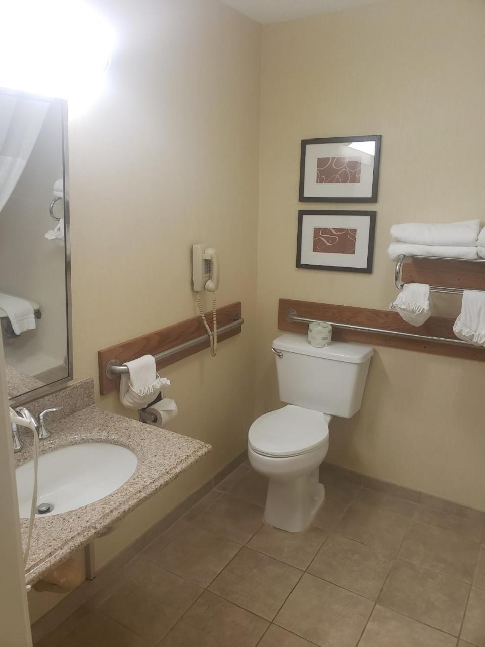Queen Room with Accessible Tub - Accessible/Non-Smoking - Photo 5
