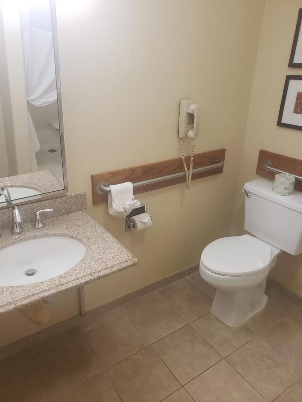 Queen Room with Accessible Tub - Accessible/Non-Smoking - Photo 6