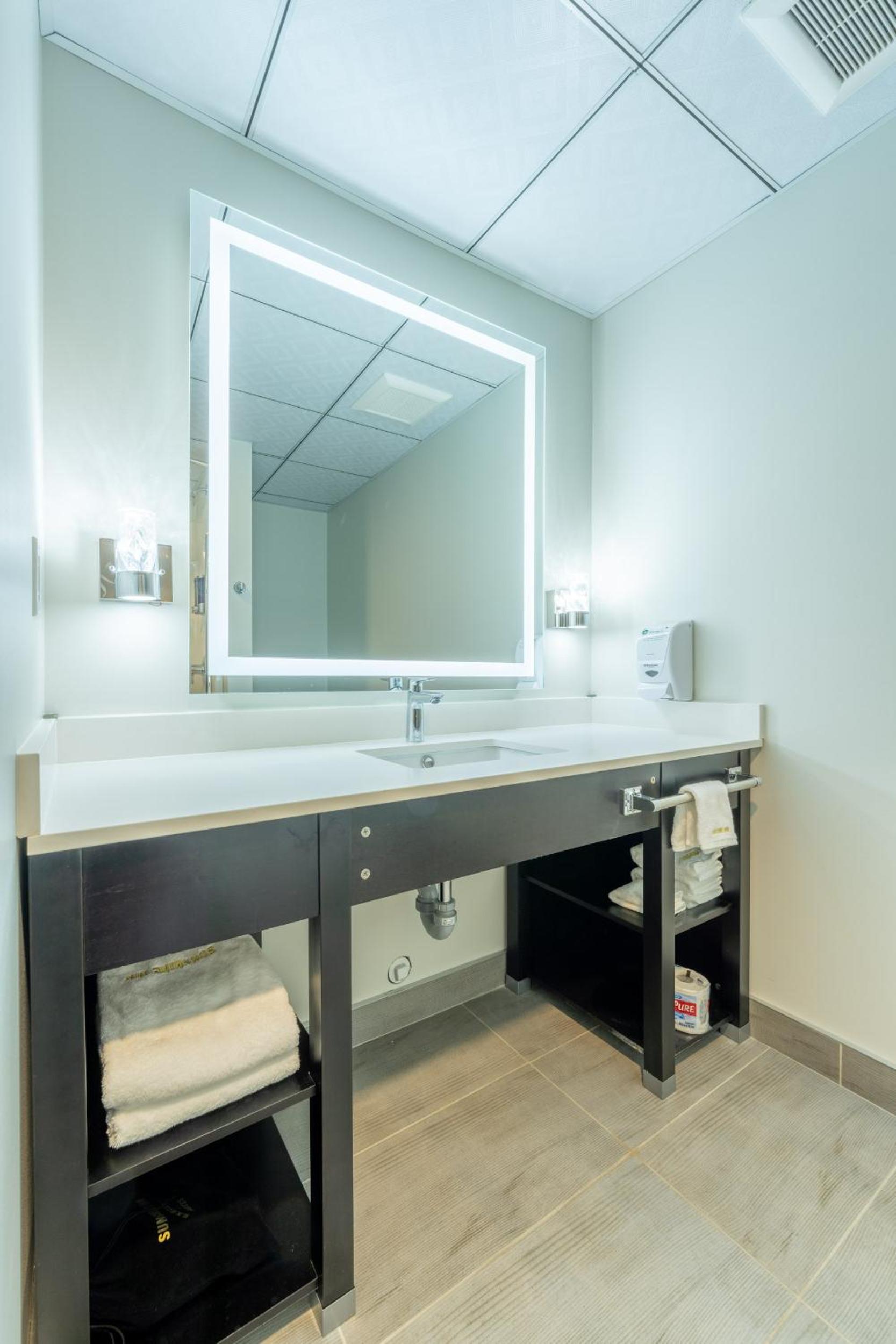 Queen Room - Disability Access - Photo 1