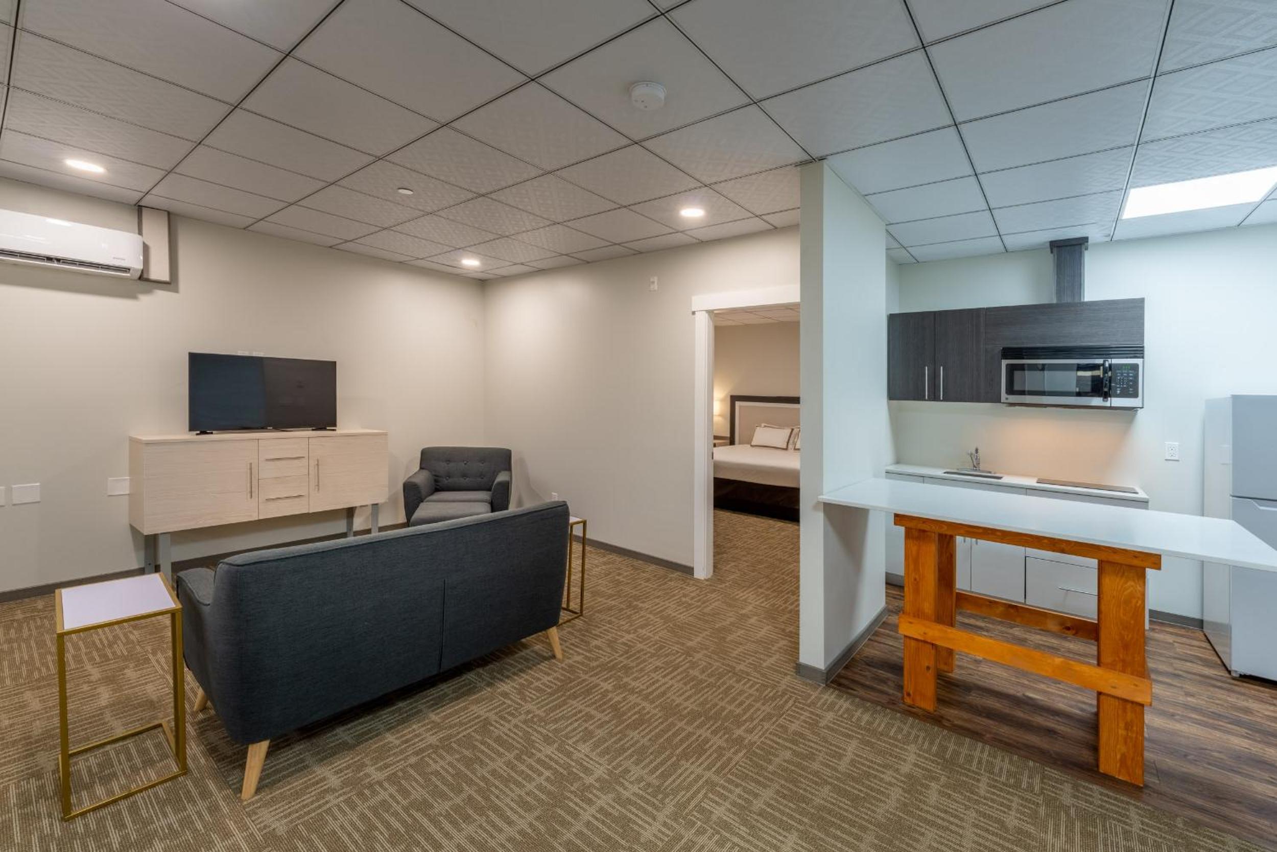 Efficiency King Suite - Non Smoking - Photo 1