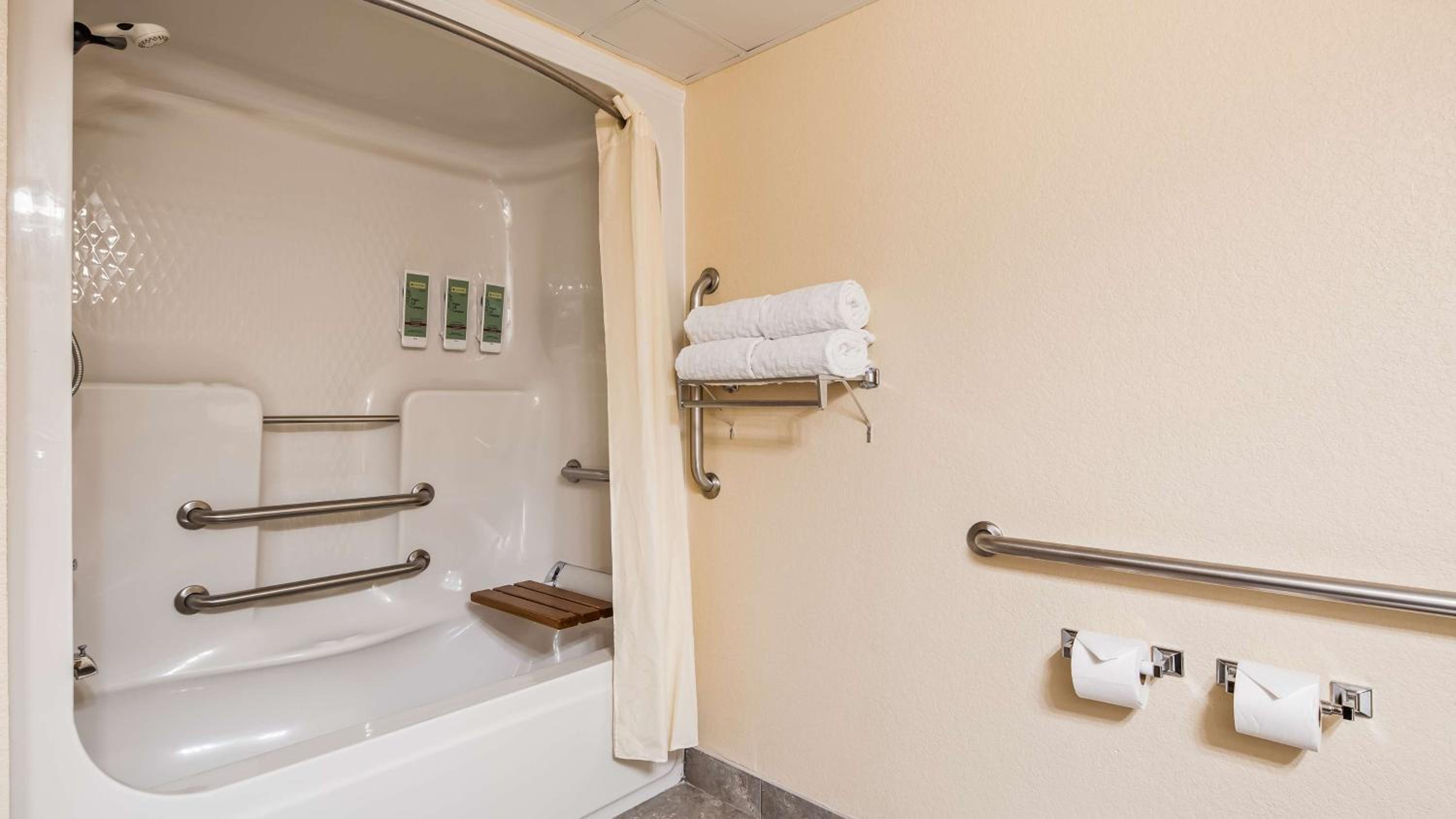 King Room With King Bed And Bath Tub - Disability Access/Non-Smoking - Photo 2