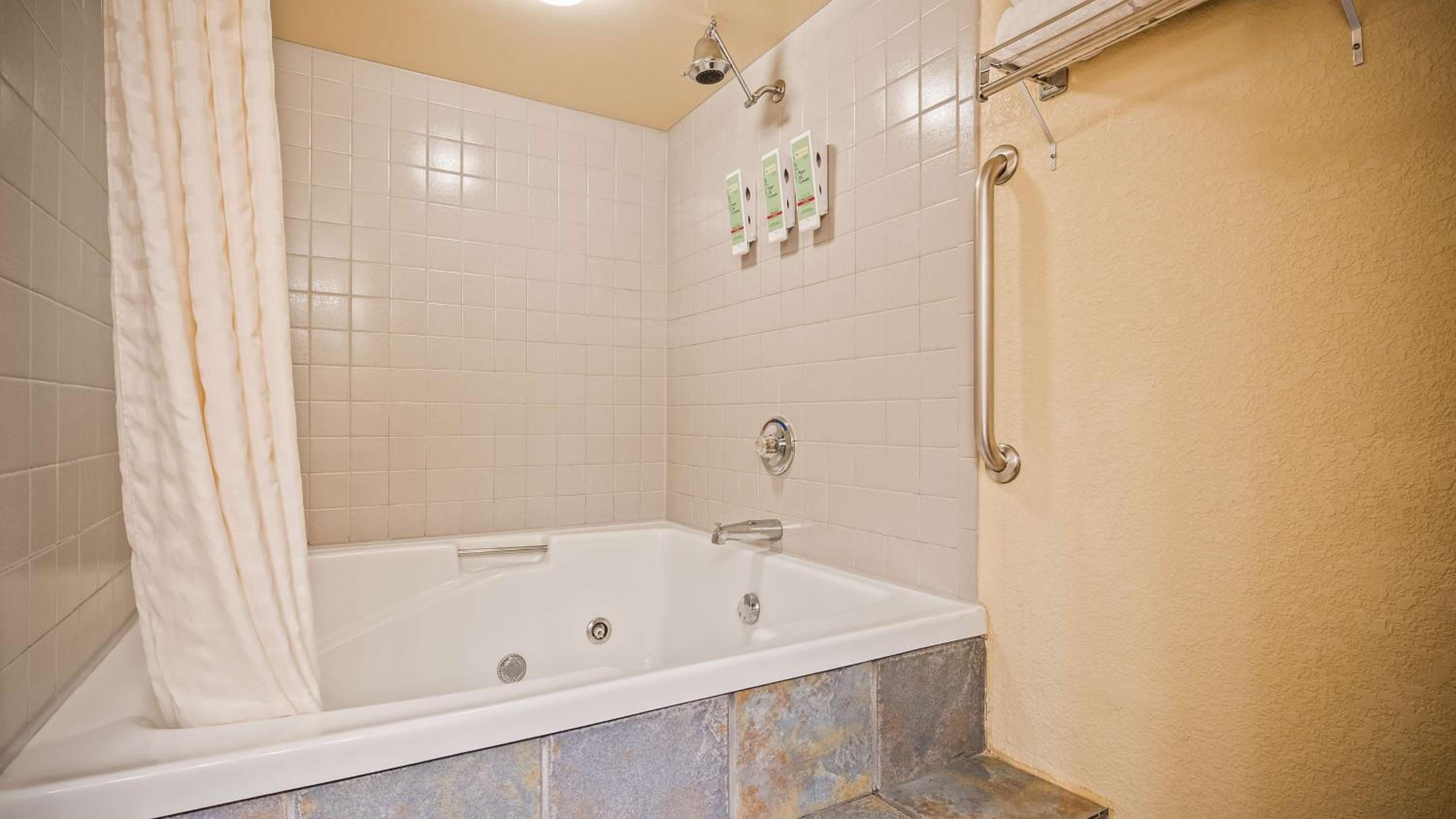 Suite with King Bed and Jet Tub - Non-Smoking - Photo 4