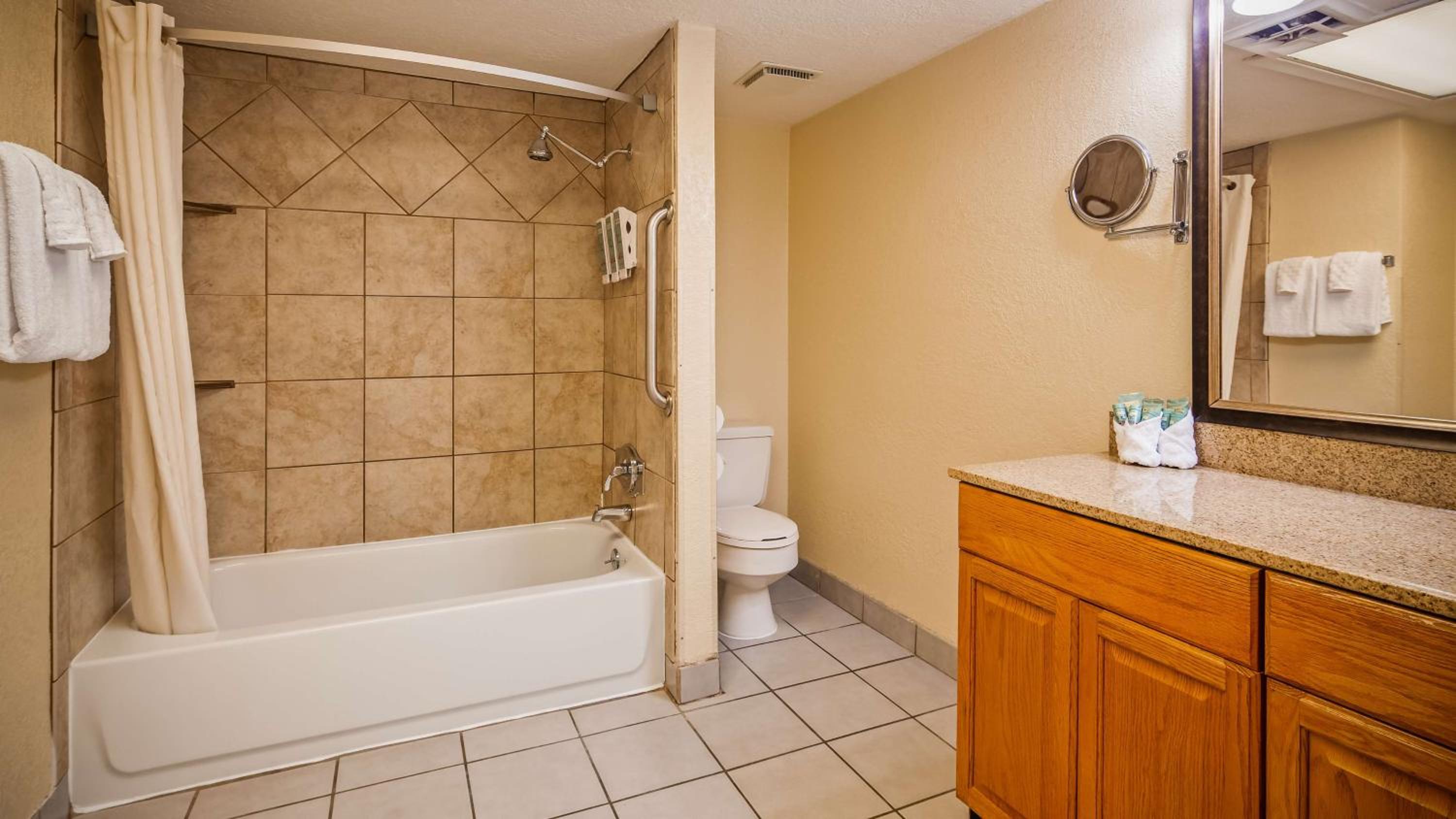 Suite with King Bed - Non-Smoking - Photo 2