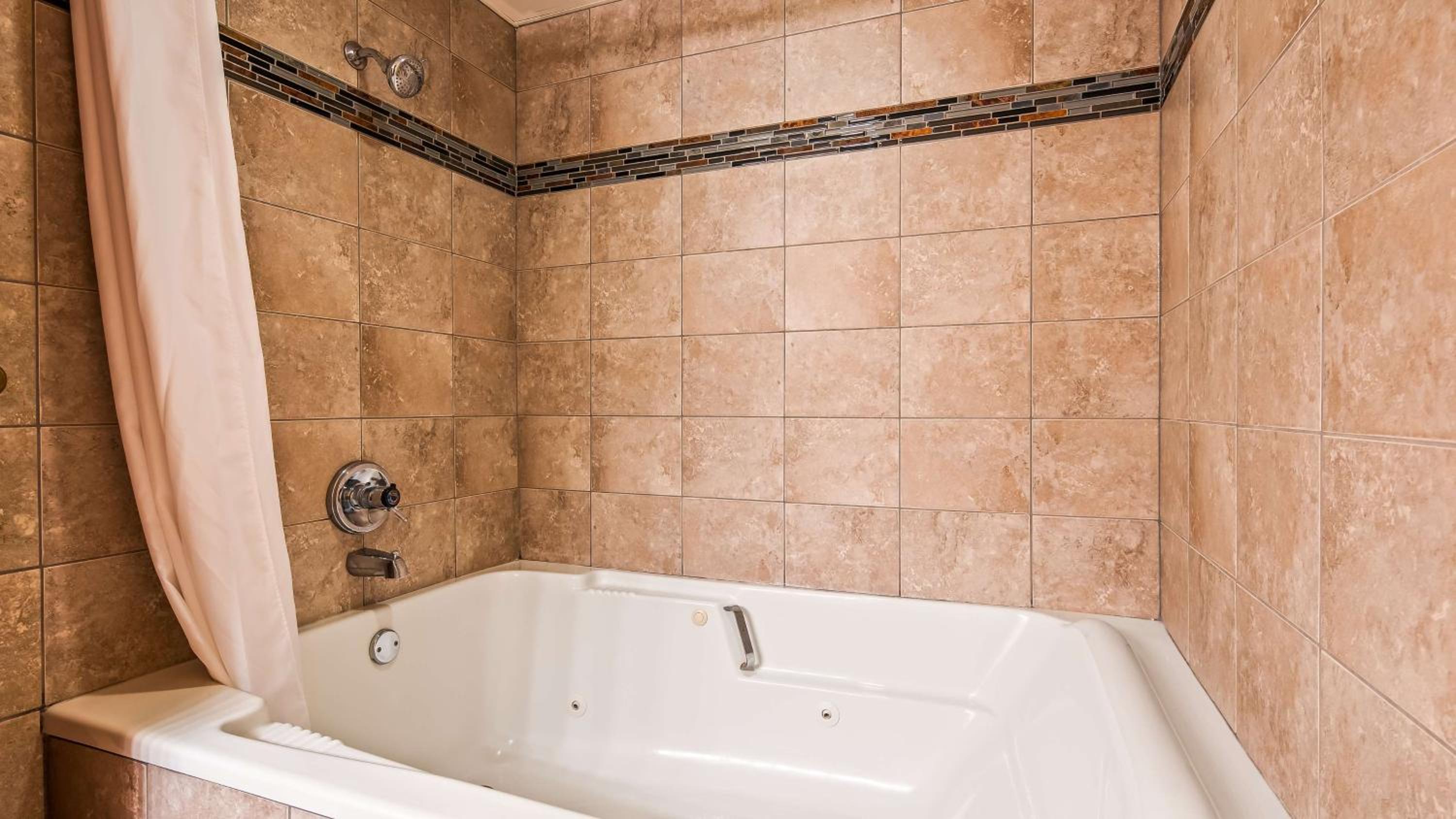 King Suite with Spa Bath - Non-Smoking - Photo 6