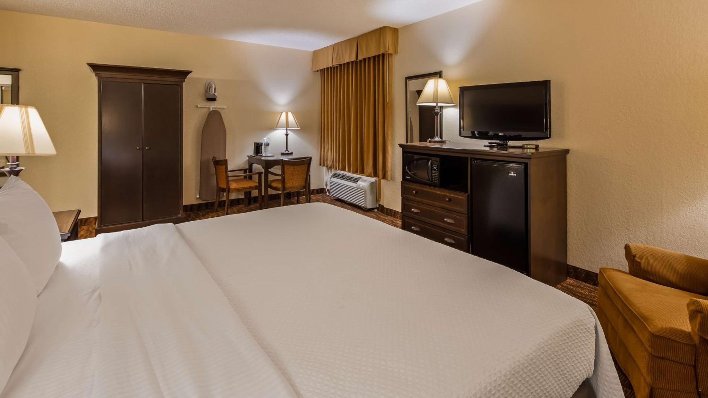 King Suite with Spa Bath - Non-Smoking - Photo 1