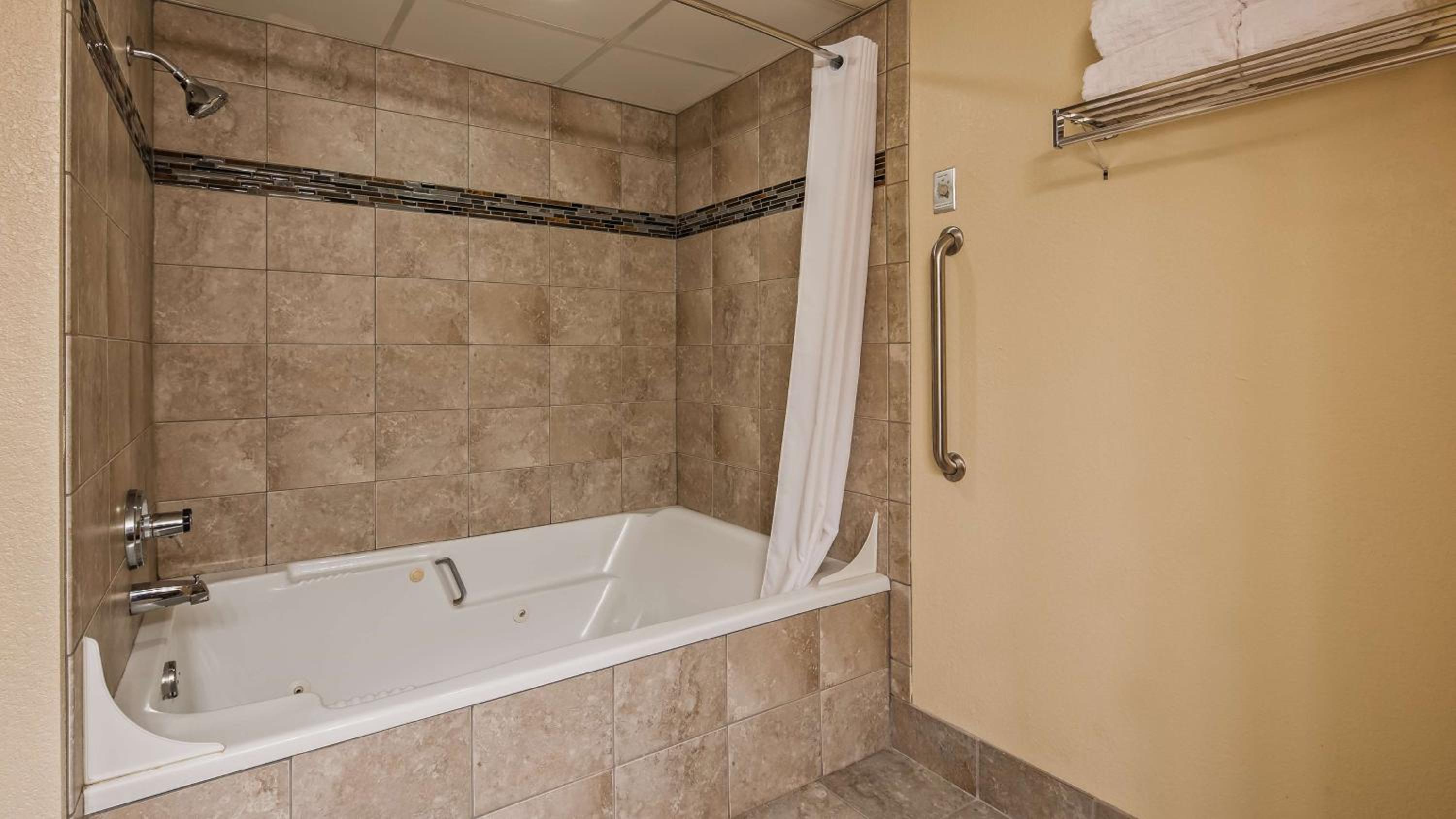 King Suite with Spa Bath - Non-Smoking - Photo 5