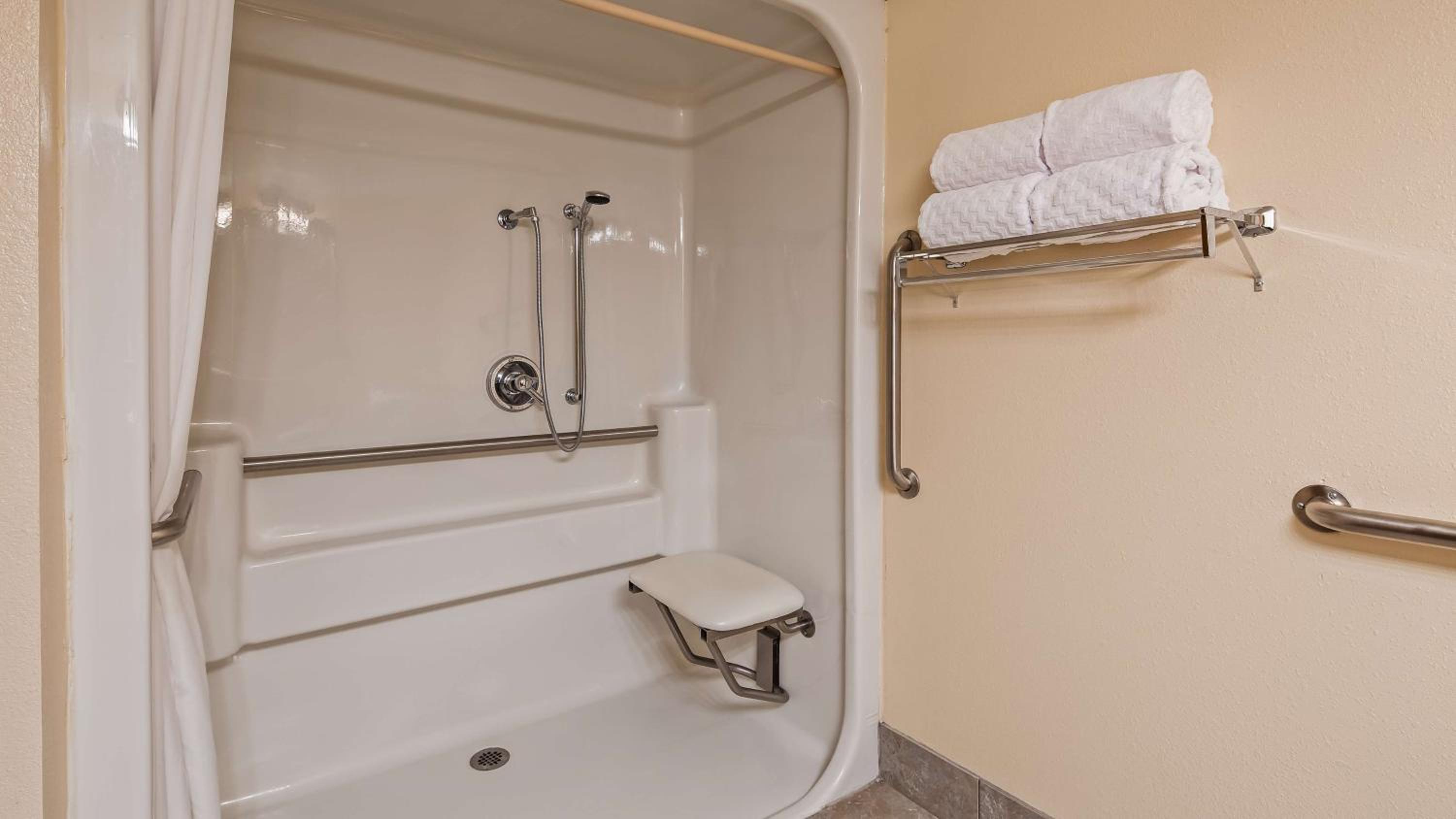King Room with Roll-in Shower - Disability Access/Non-Smoking - Photo 2