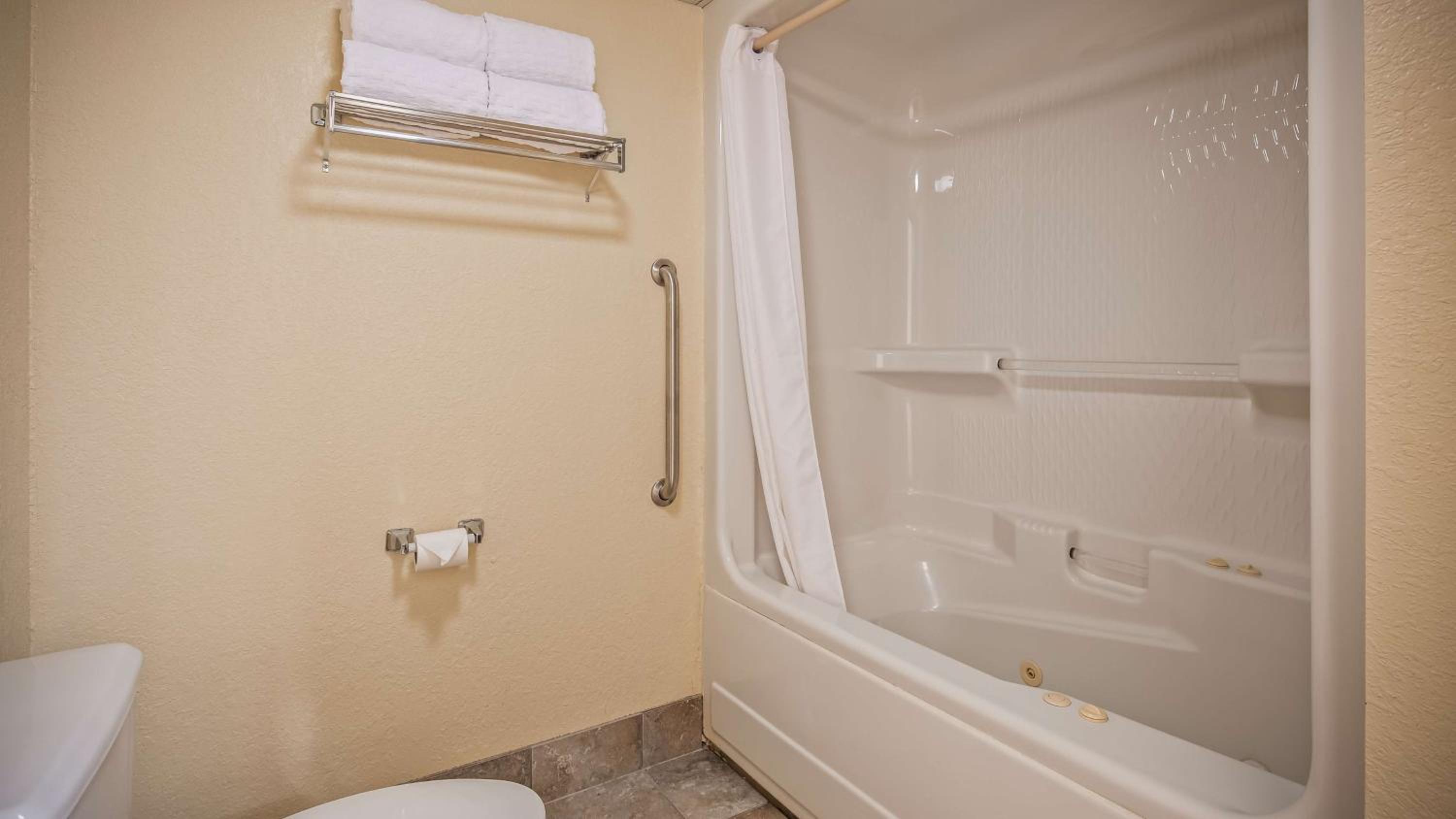 King Room with Spa Bath - Non-Smoking - Photo 3