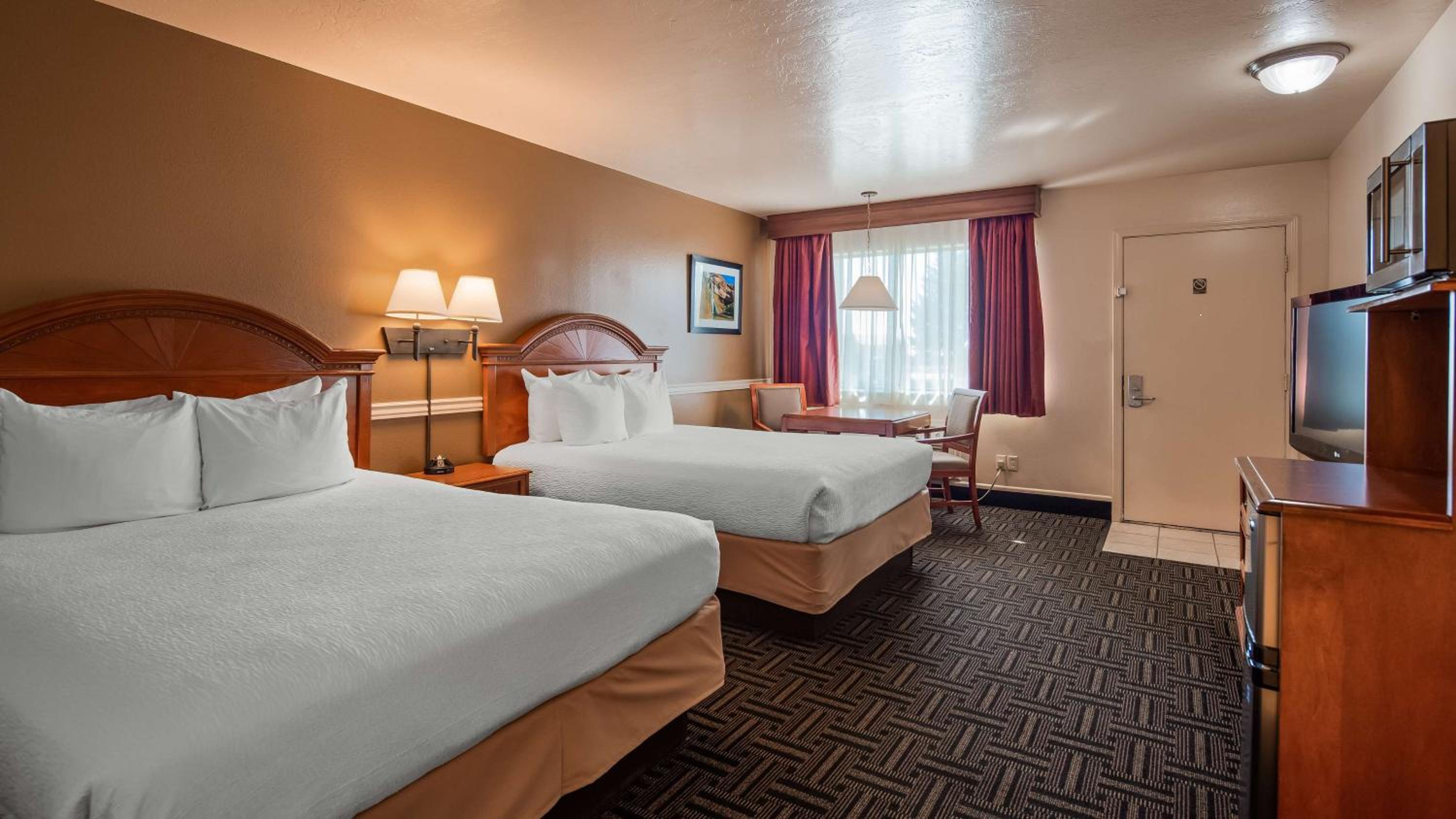 Queen Room with Two Queen Beds - Non-Smoking photo 1