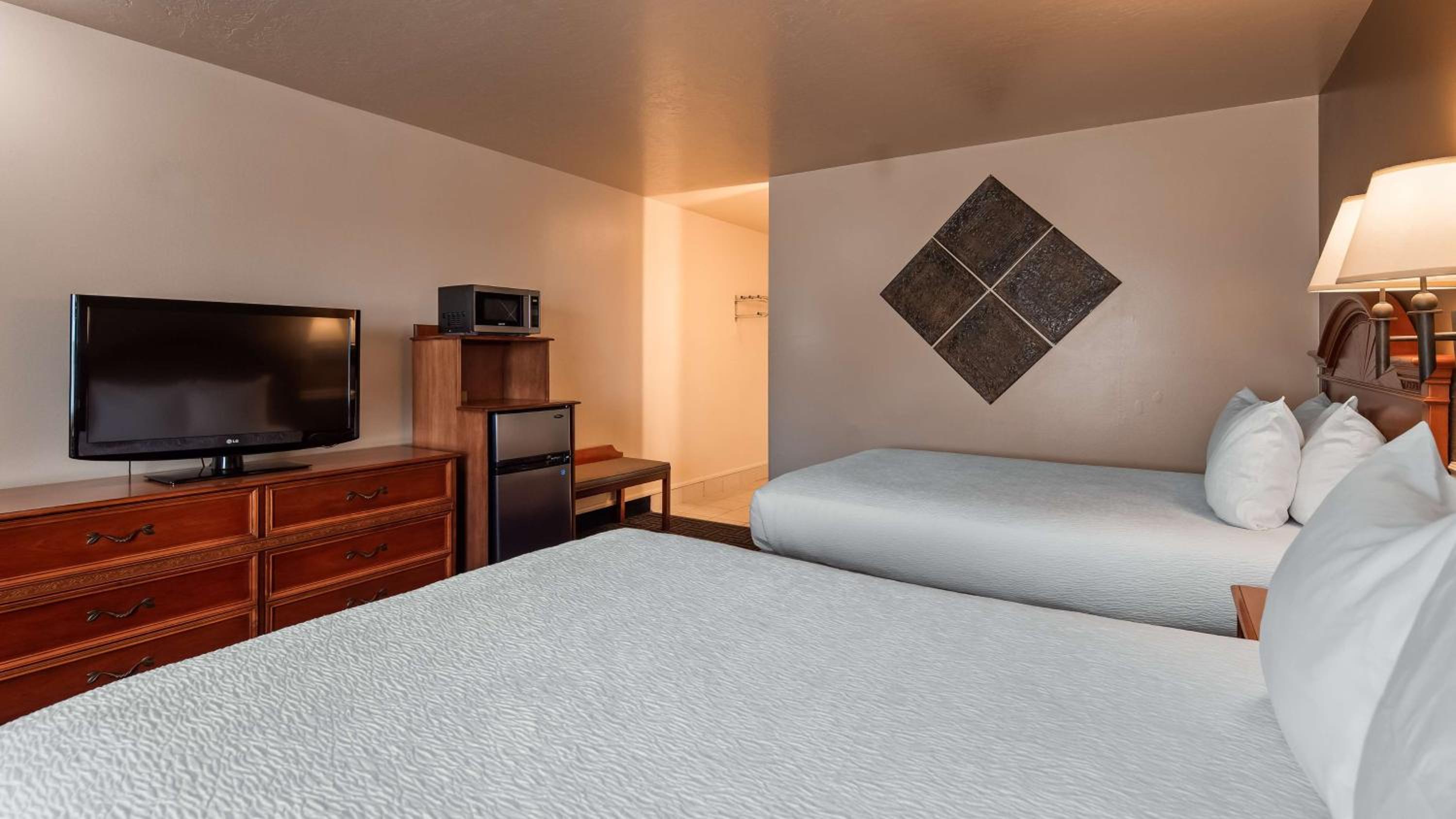 Queen Room with Two Queen Beds - Top Floor photo 3