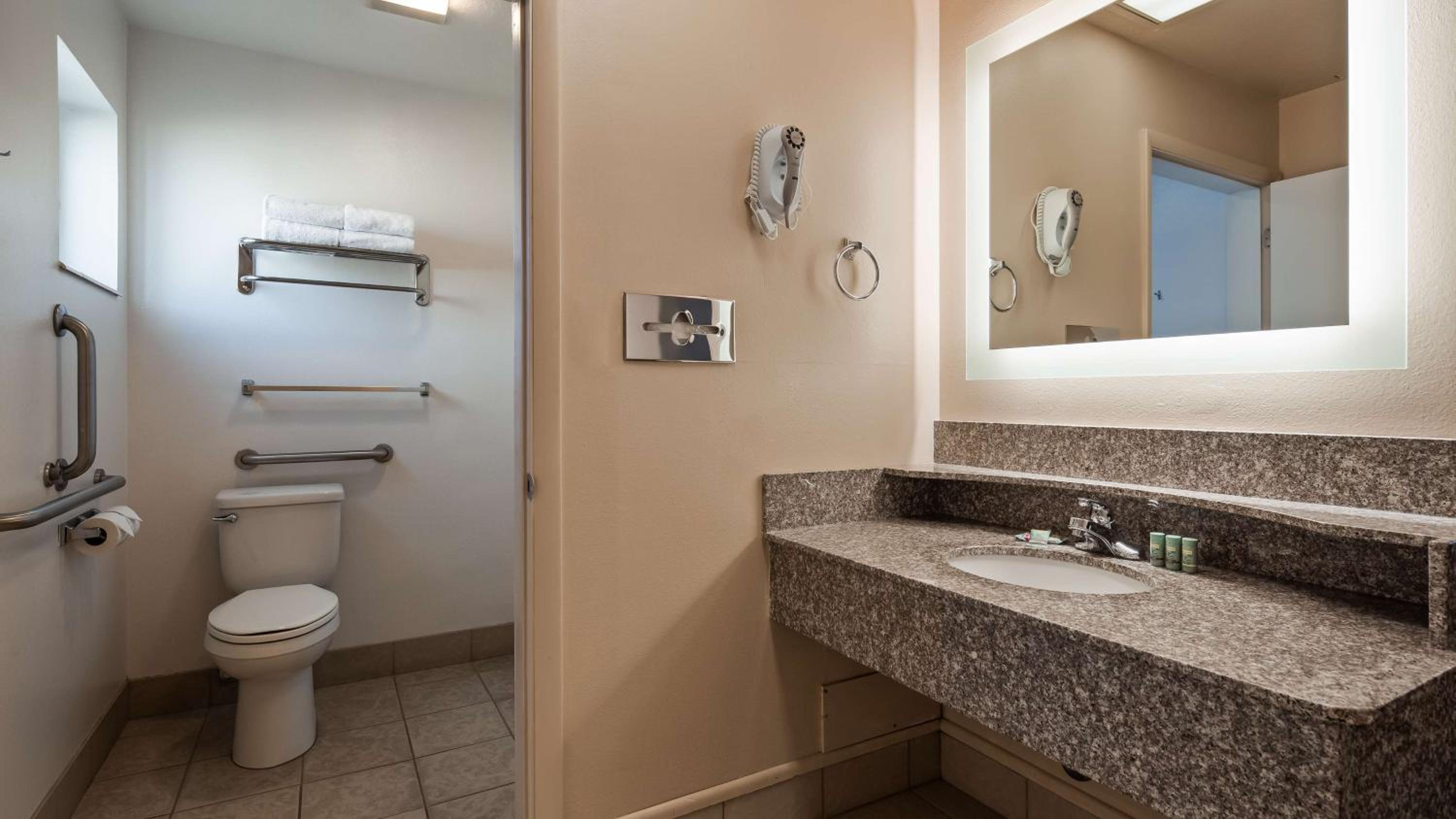 Queen Room with Two Queen Beds and Bath Tub - Disability Access/Non-Smoking  photo 2