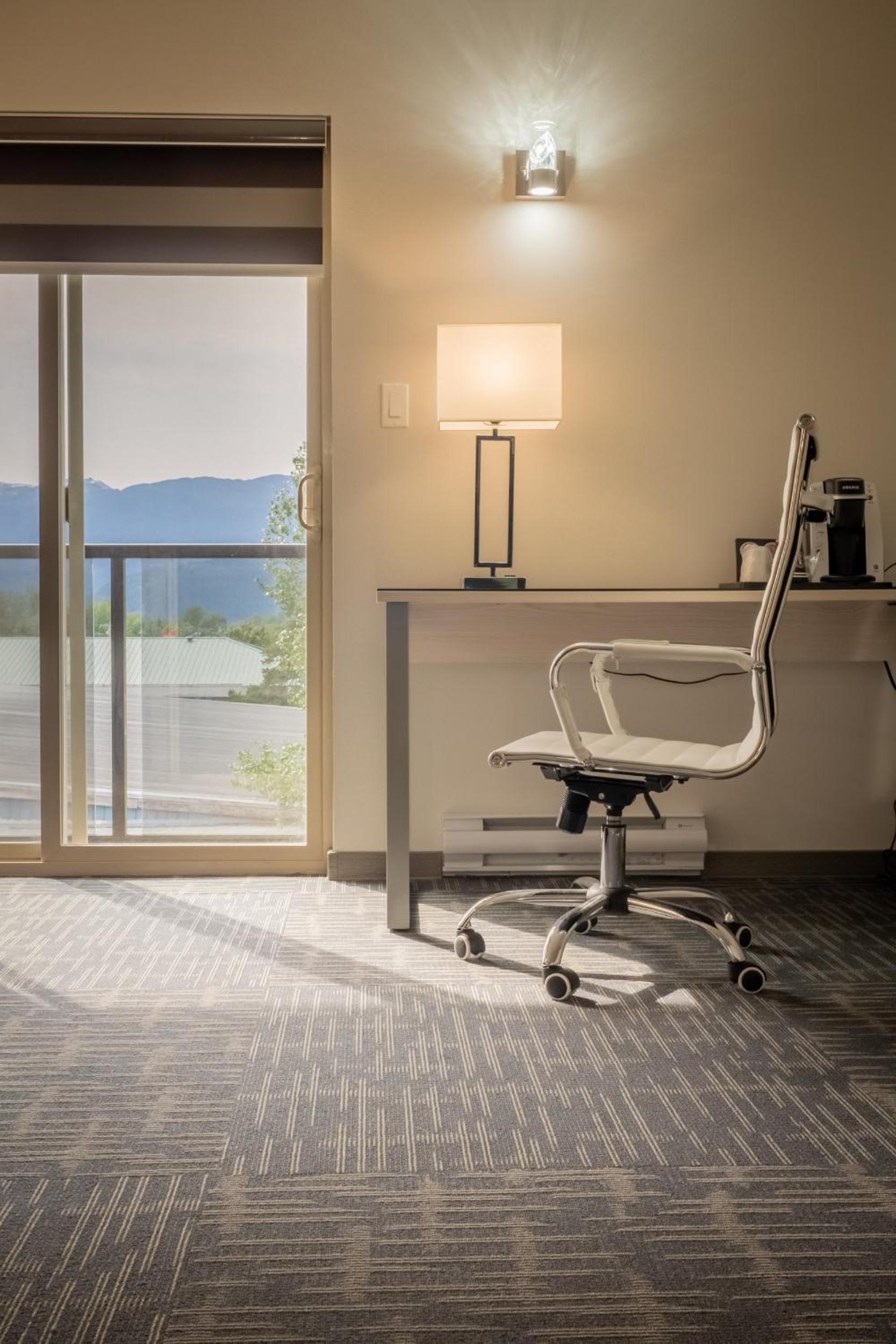 Queen Room - Disability Access - Photo 9