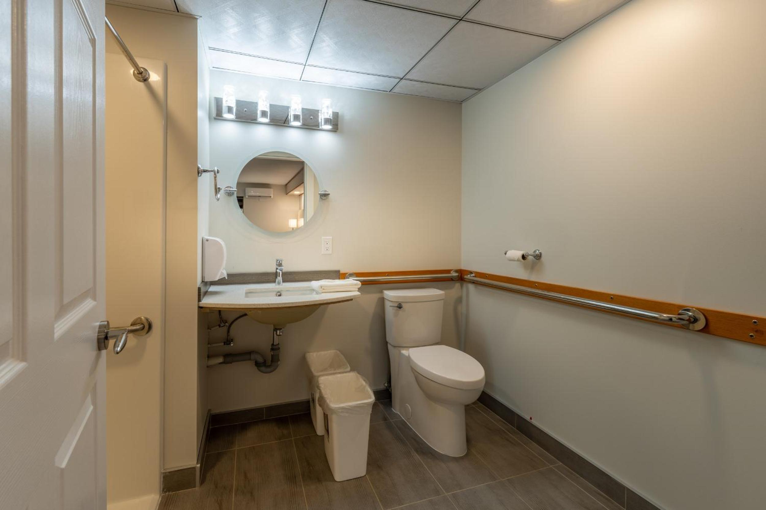 Queen Room - Disability Access - Photo 14