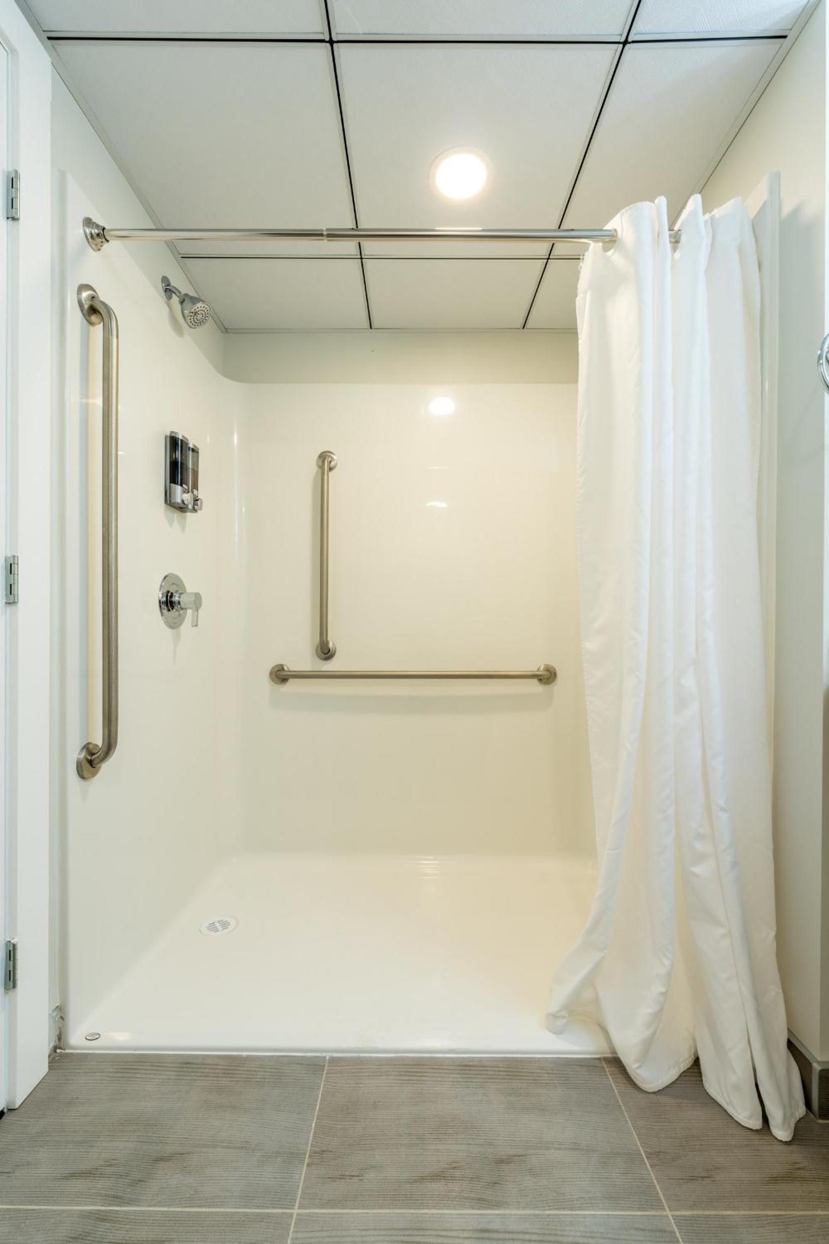 Queen Room - Disability Access - Photo 13