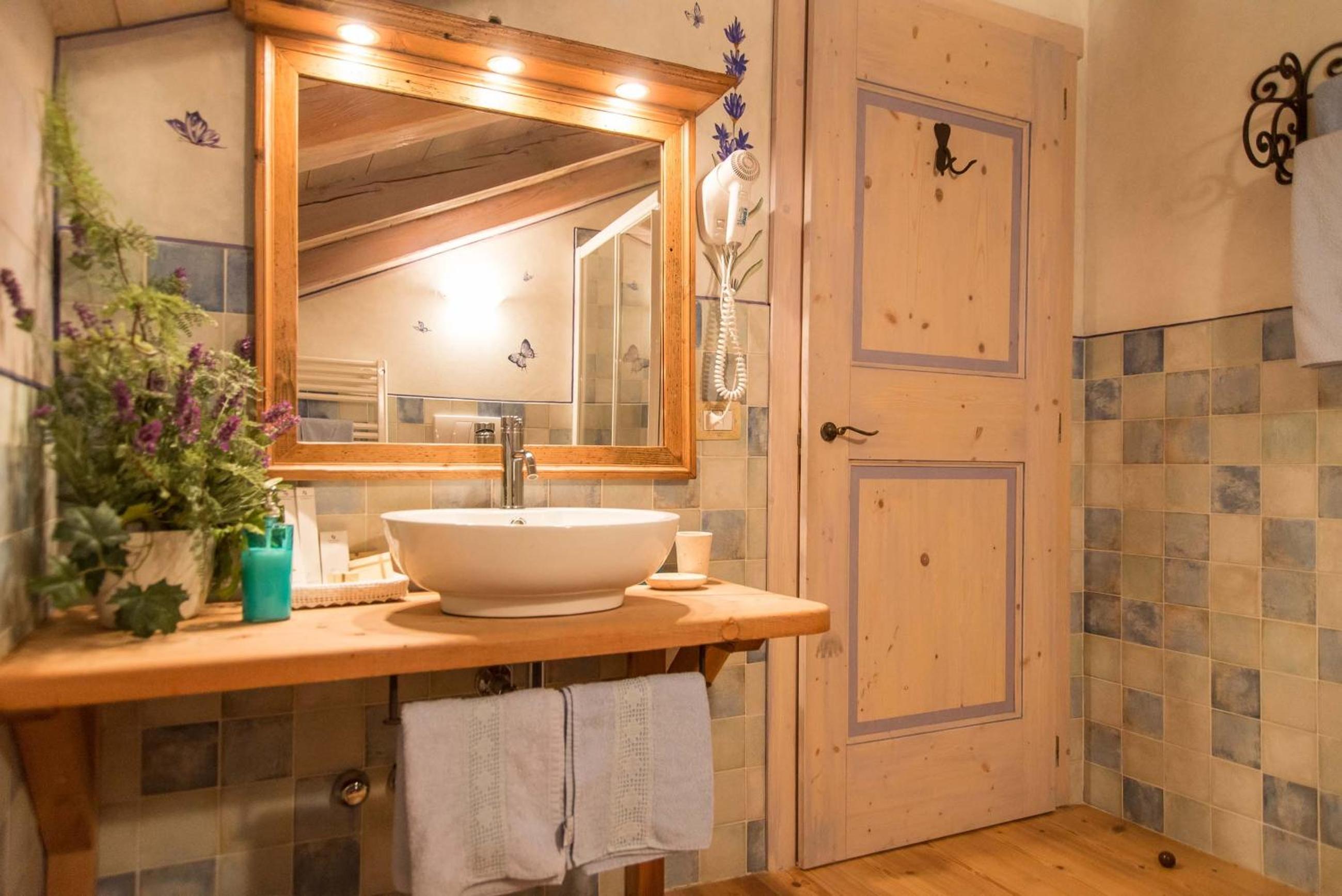 Double Room with Private Bathroom - Photo 9