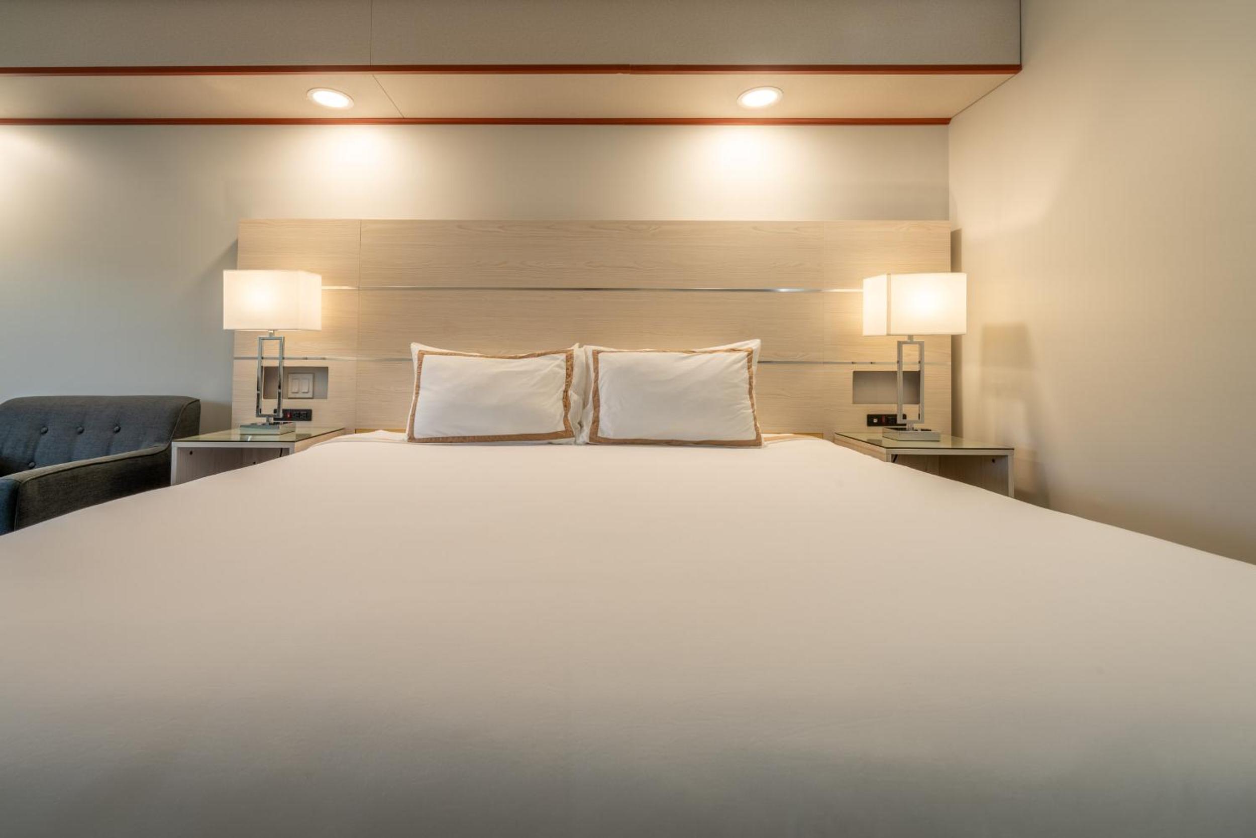 King Room with Balcony - Photo 6
