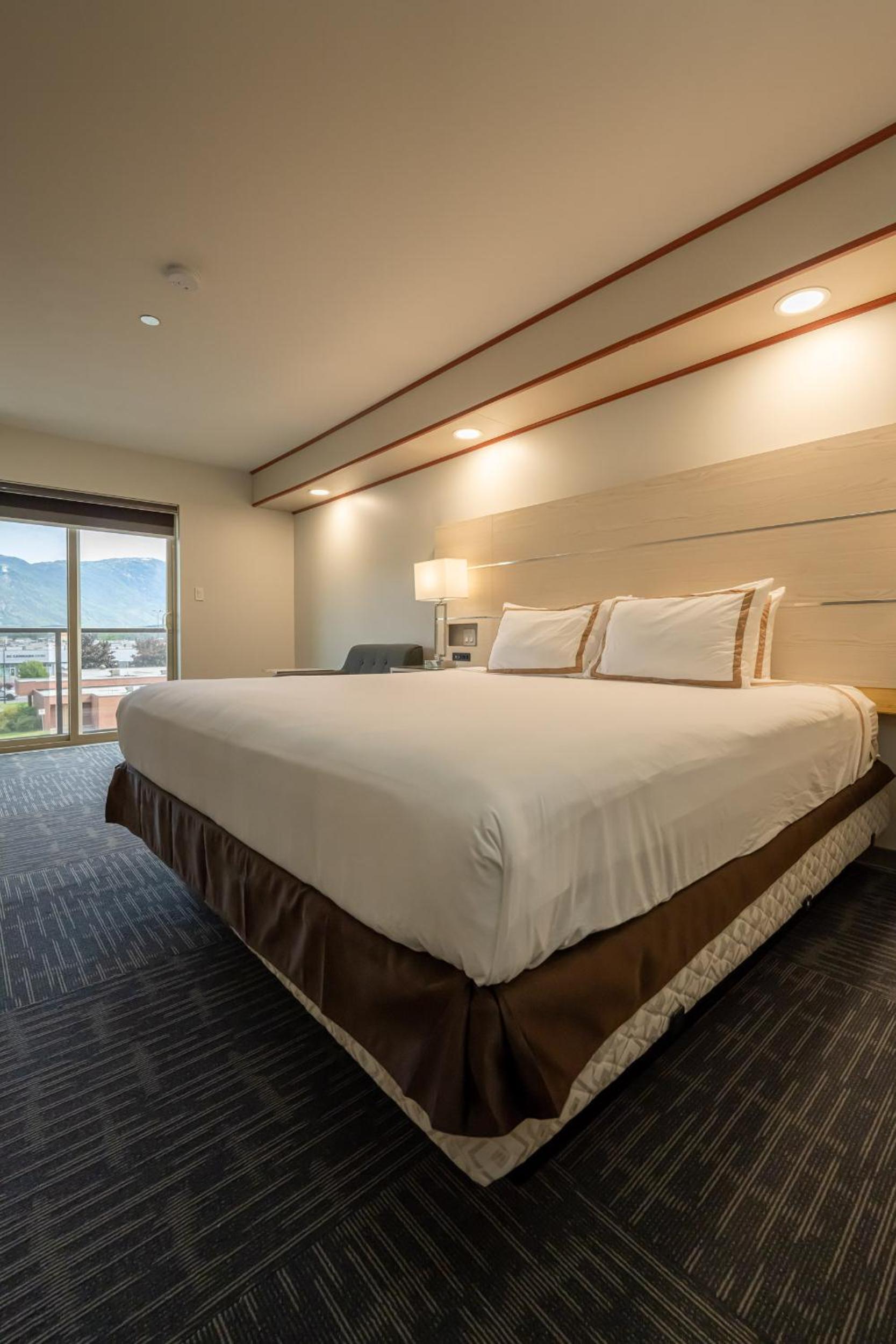 King Room with Balcony - Photo 4