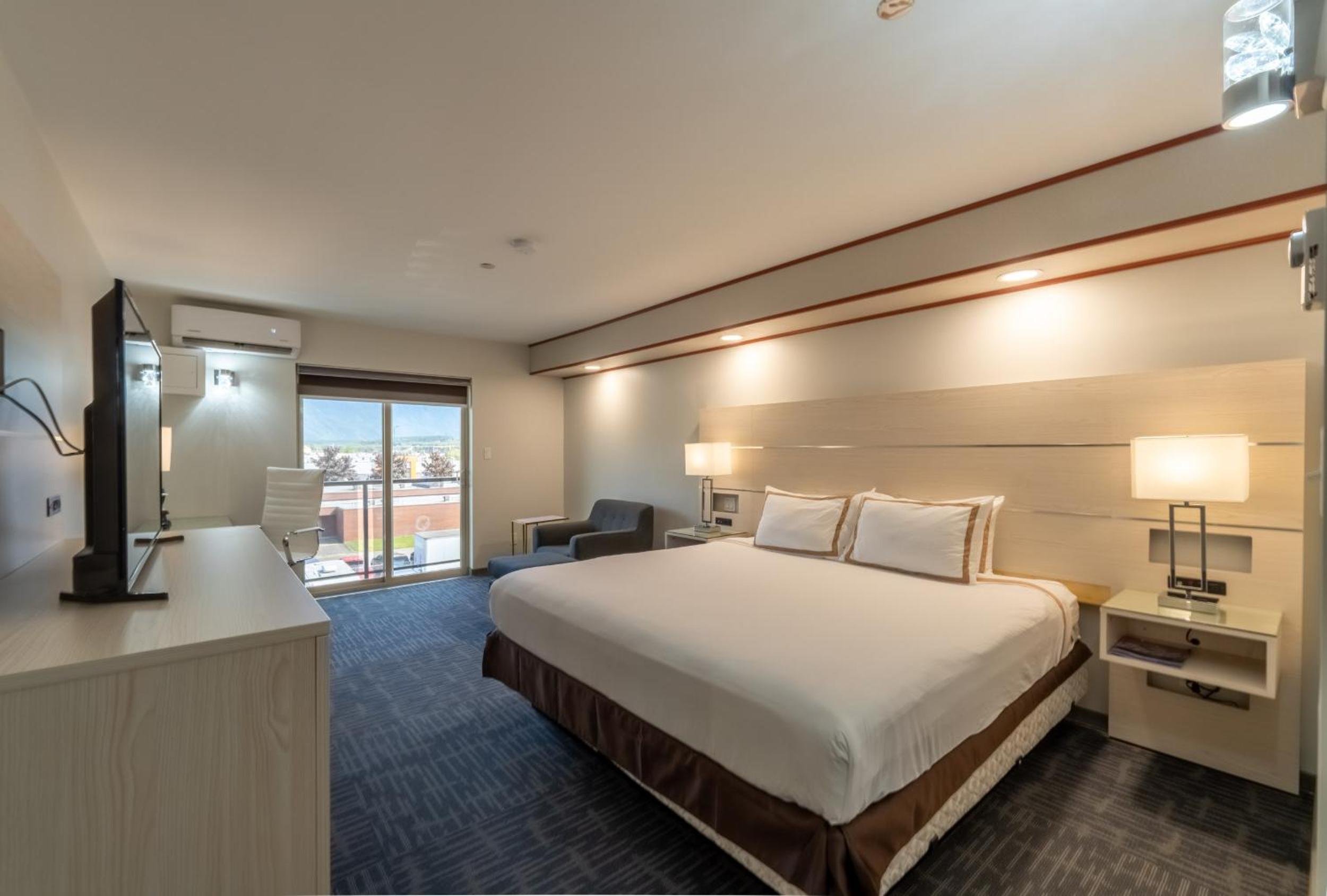 King Room with Balcony - Photo 5