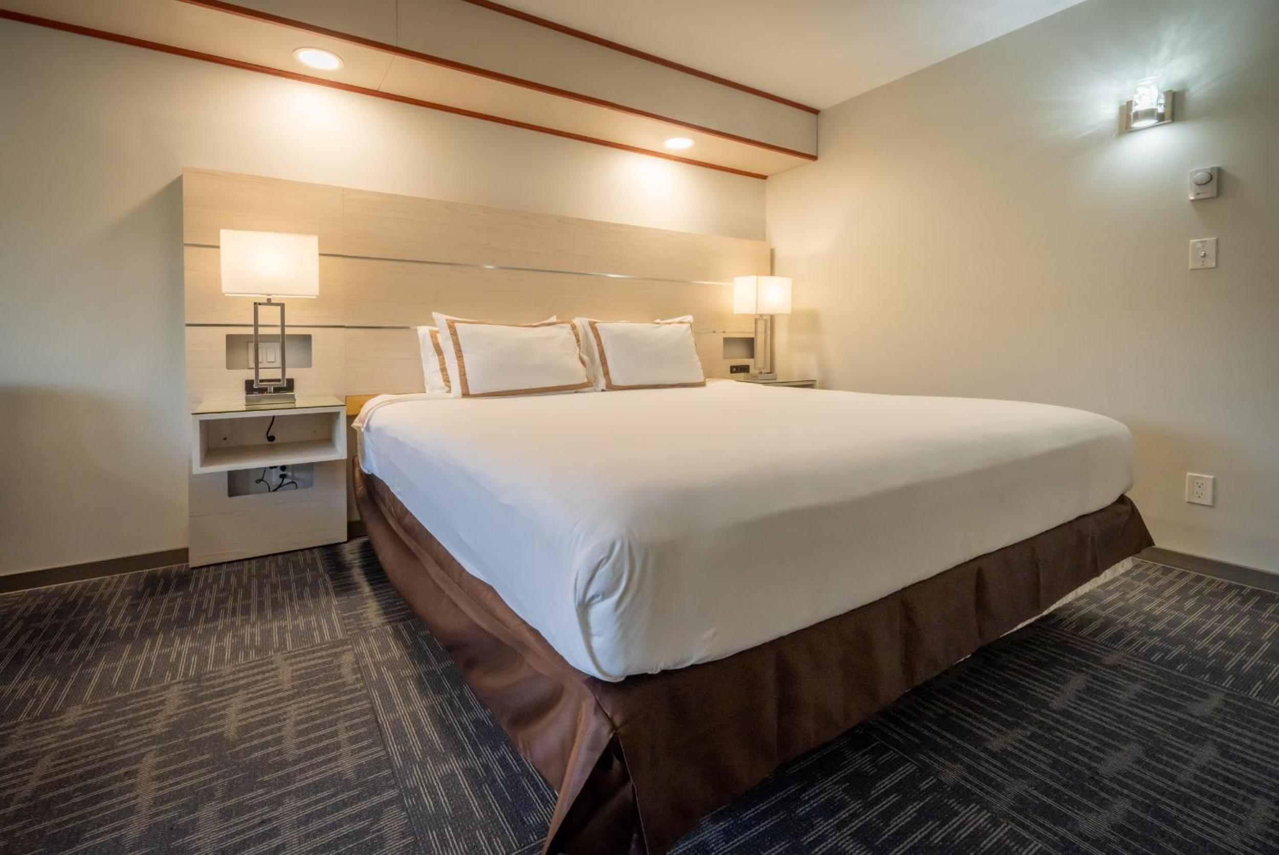 King Room with Balcony - Photo 1