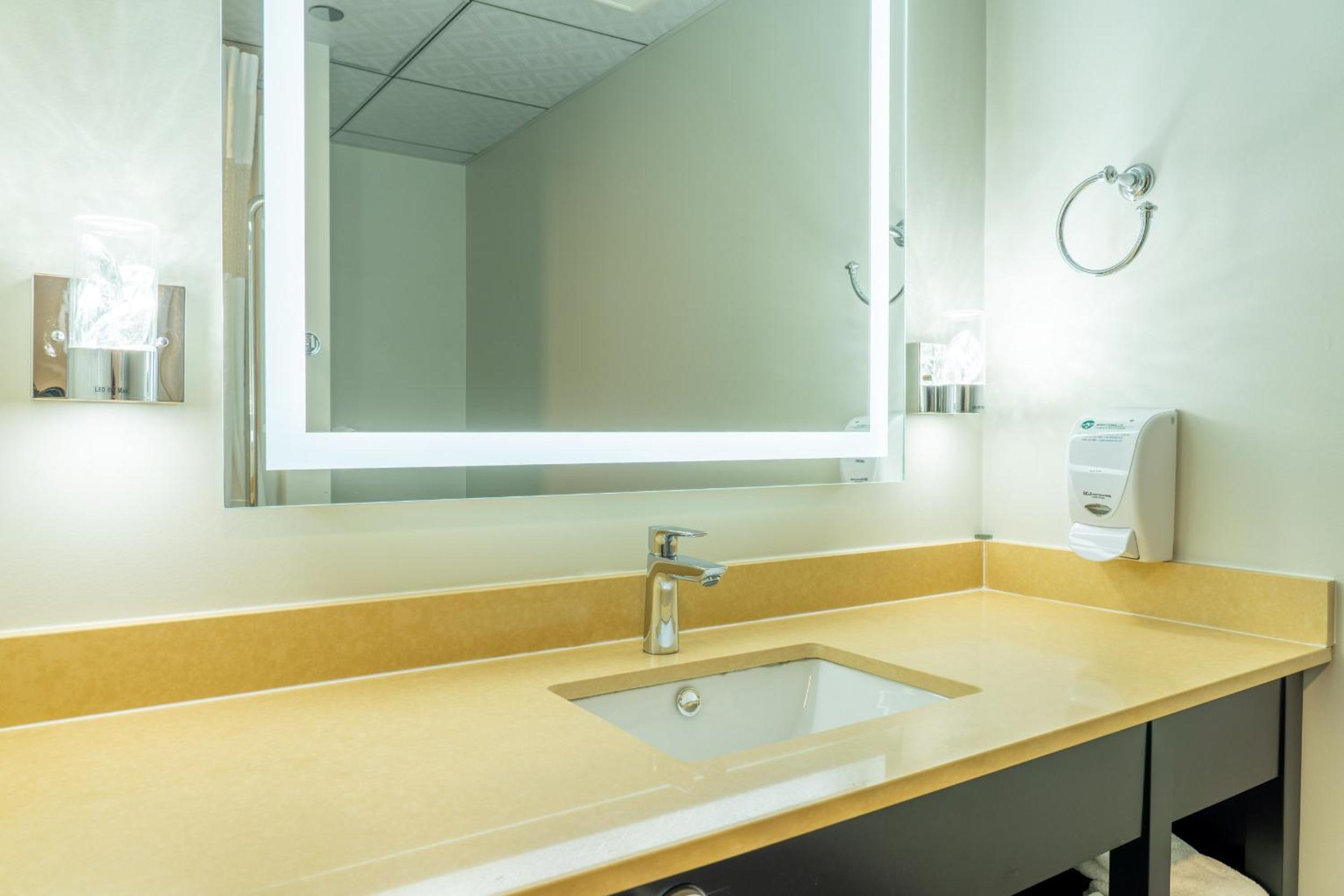 Queen Room - Disability Access - Photo 2