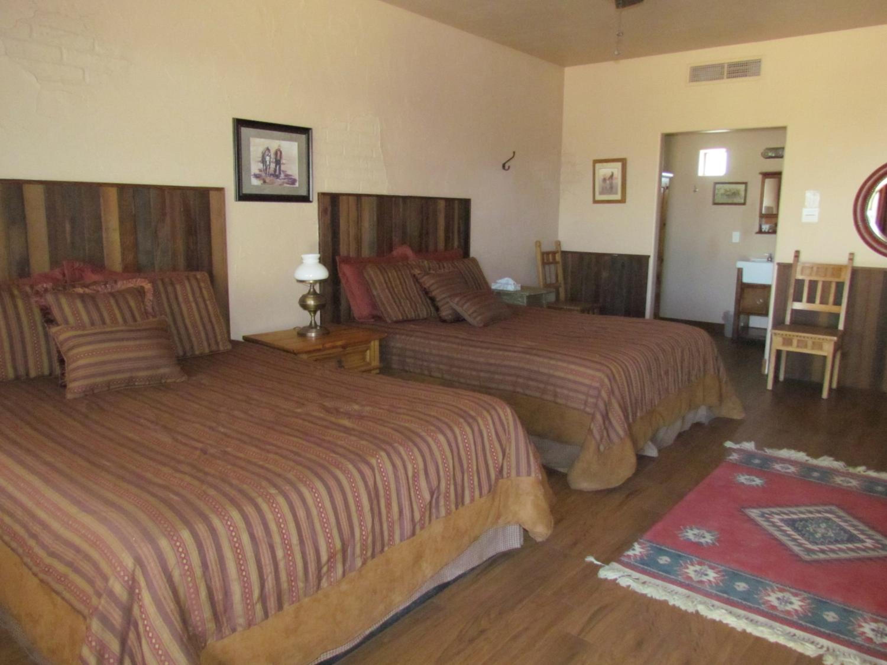 Queen Room with Two Queen Beds photo 2