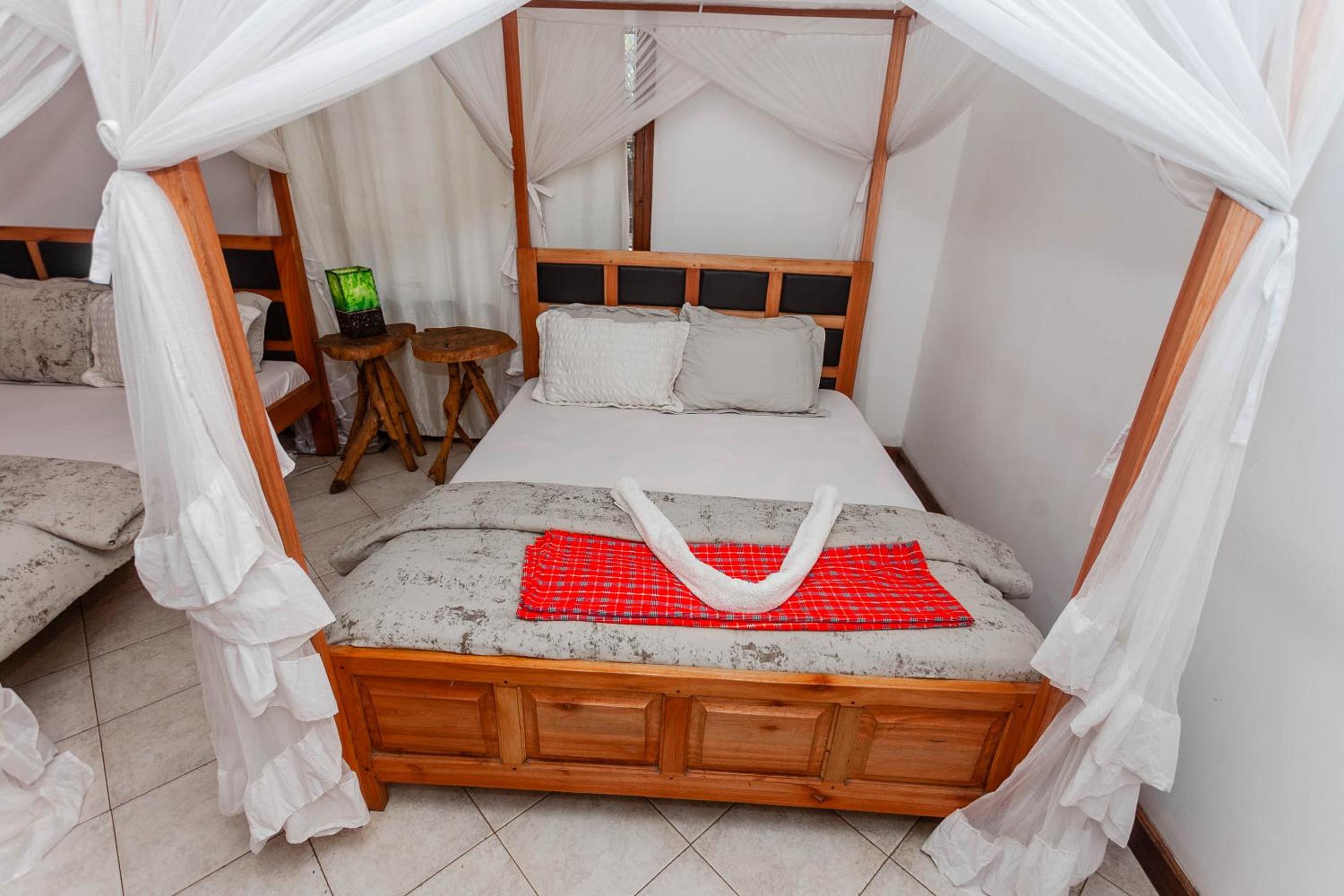 Queen Room with Two Queen Beds photo 3