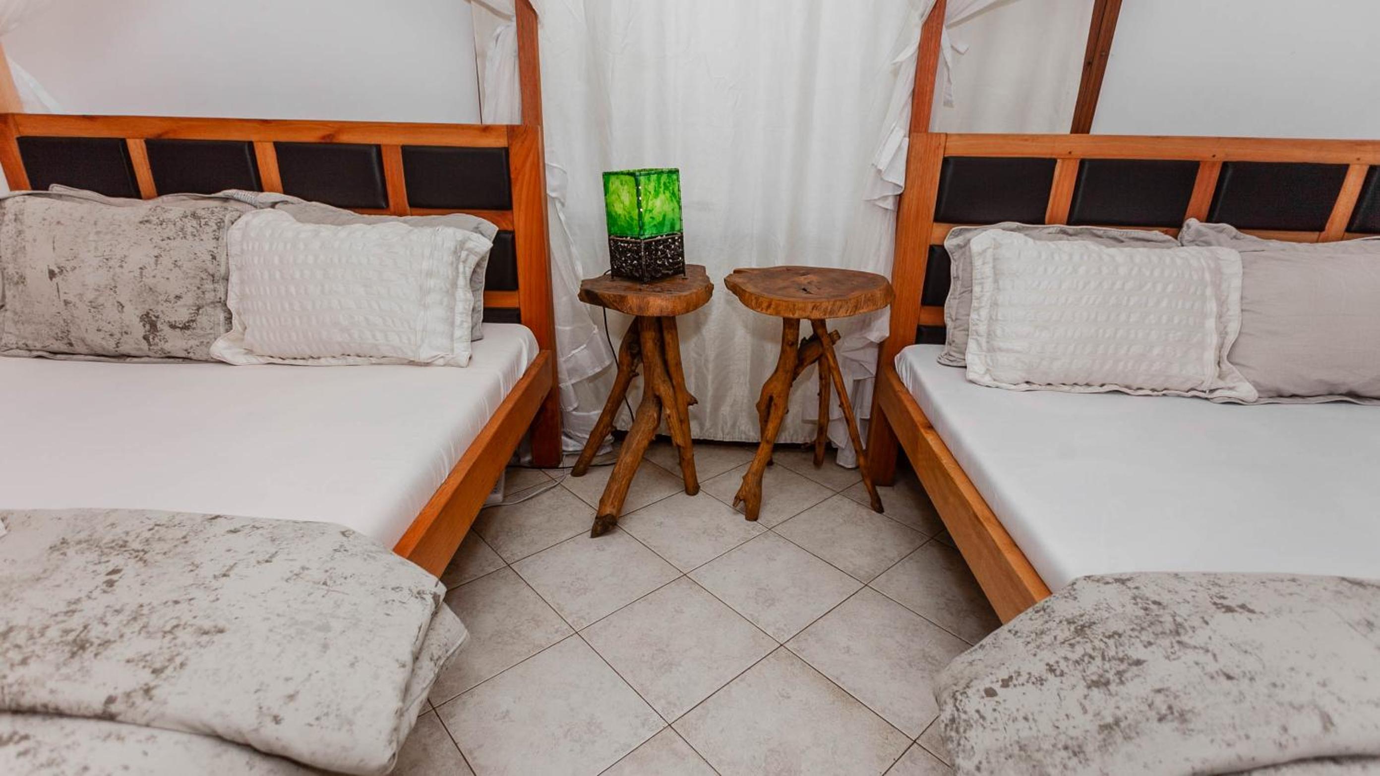 Queen Room with Two Queen Beds photo 2