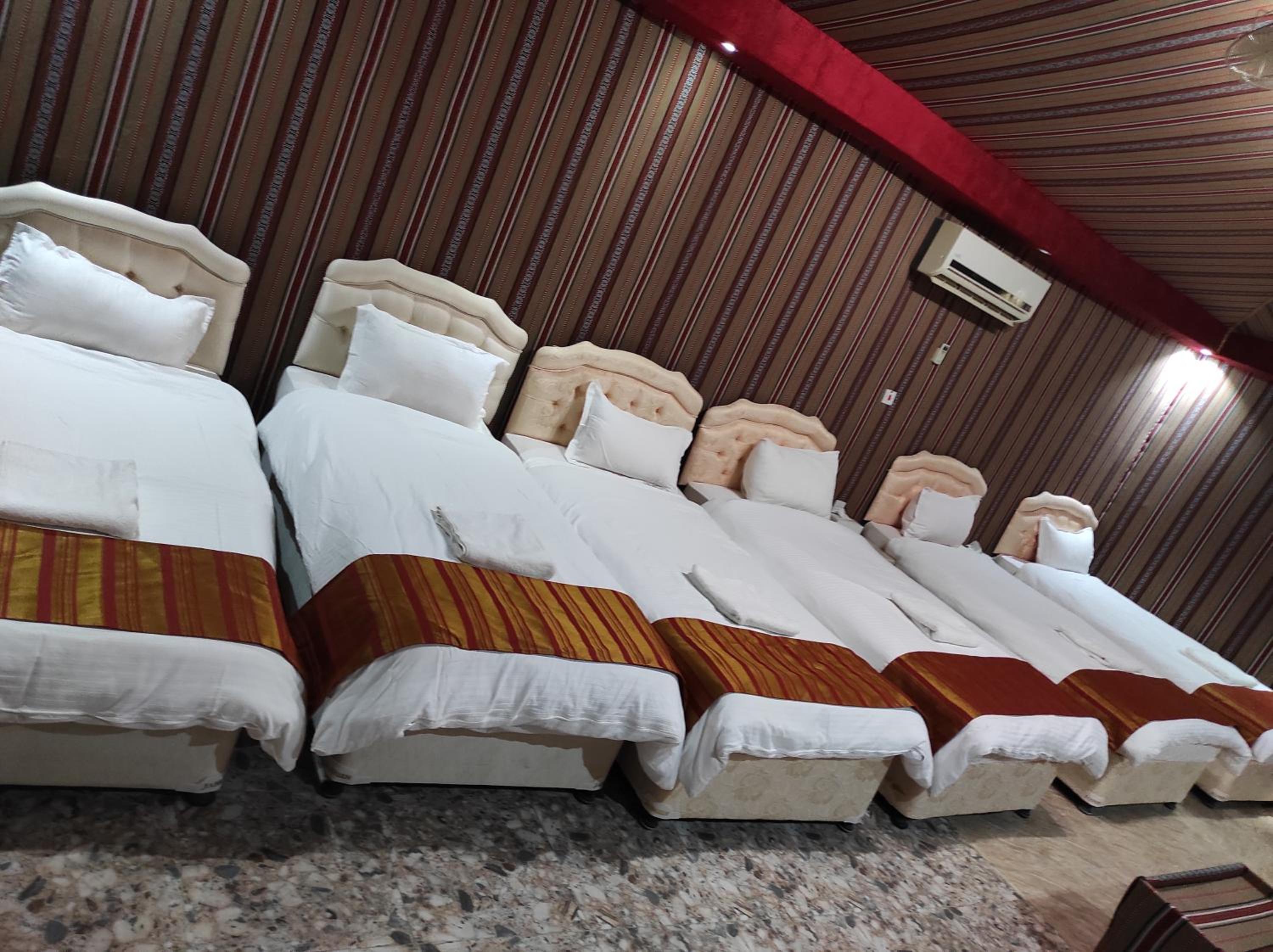 6-Bed Mixed Dormitory Room photo 3